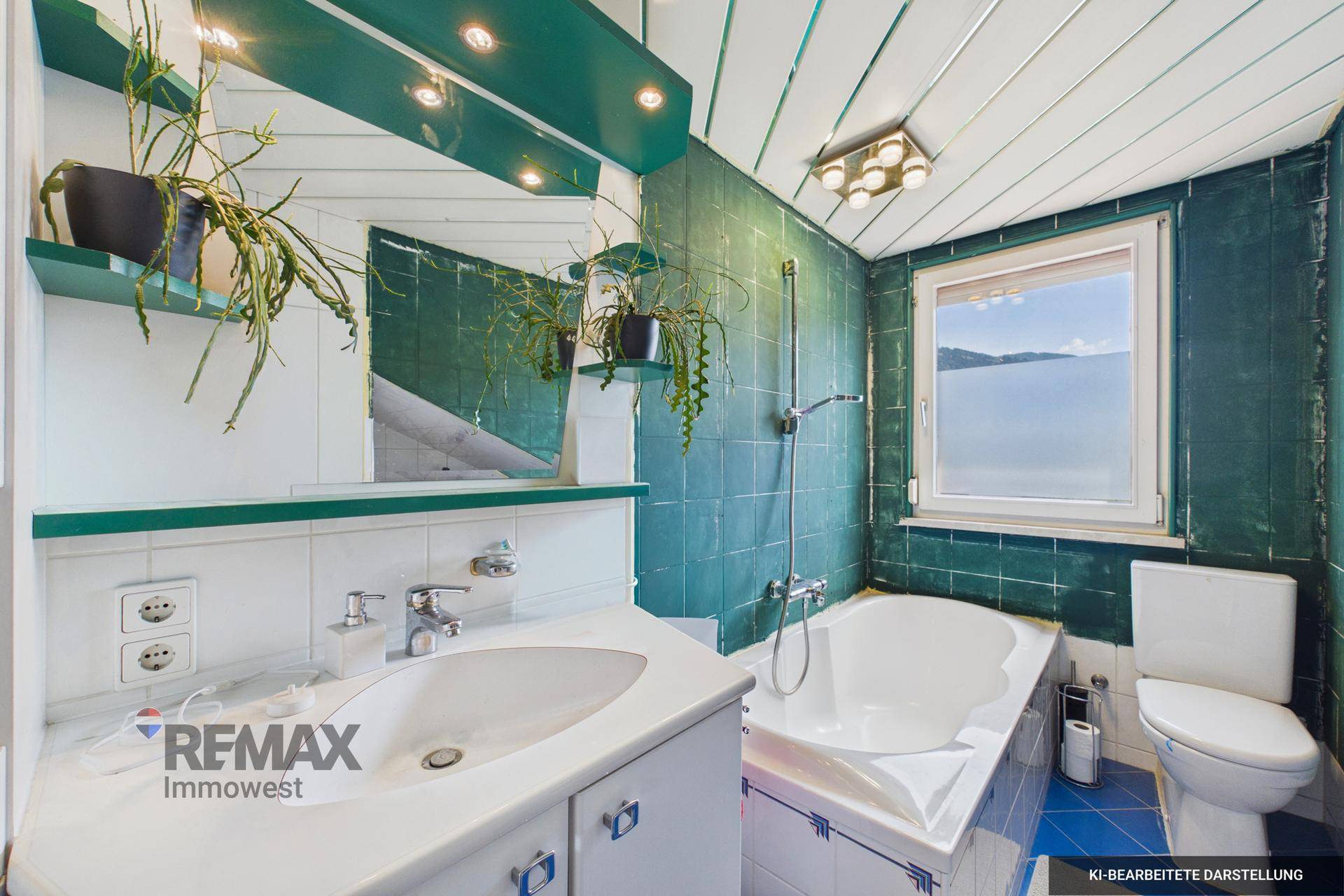 Badezimmer mit grünen Fliesen, Badewanne und Fenster mit Blick auf die Landschaft.