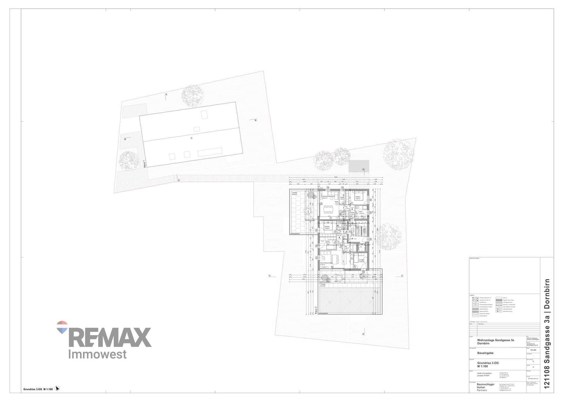 Architektonischer Lageplan mit Gebäudegrundriss, Grundstücksgrenzen und angedeuteten Außenbereichen.