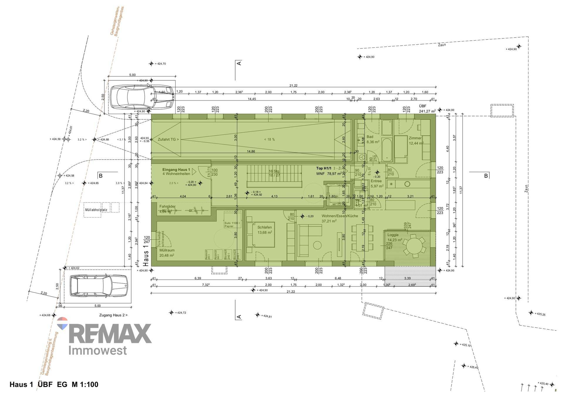 Grundriss des Erdgeschosses von Haus 1 mit offener Raumaufteilung, Loggia und Parkplätzen.