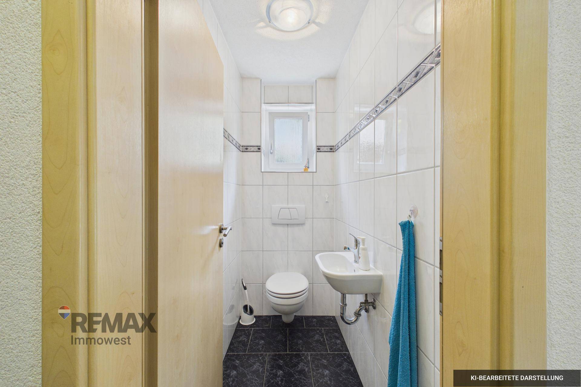 Kleines Gäste-WC mit Fenster, weißen Fliesen und dunklem Boden.