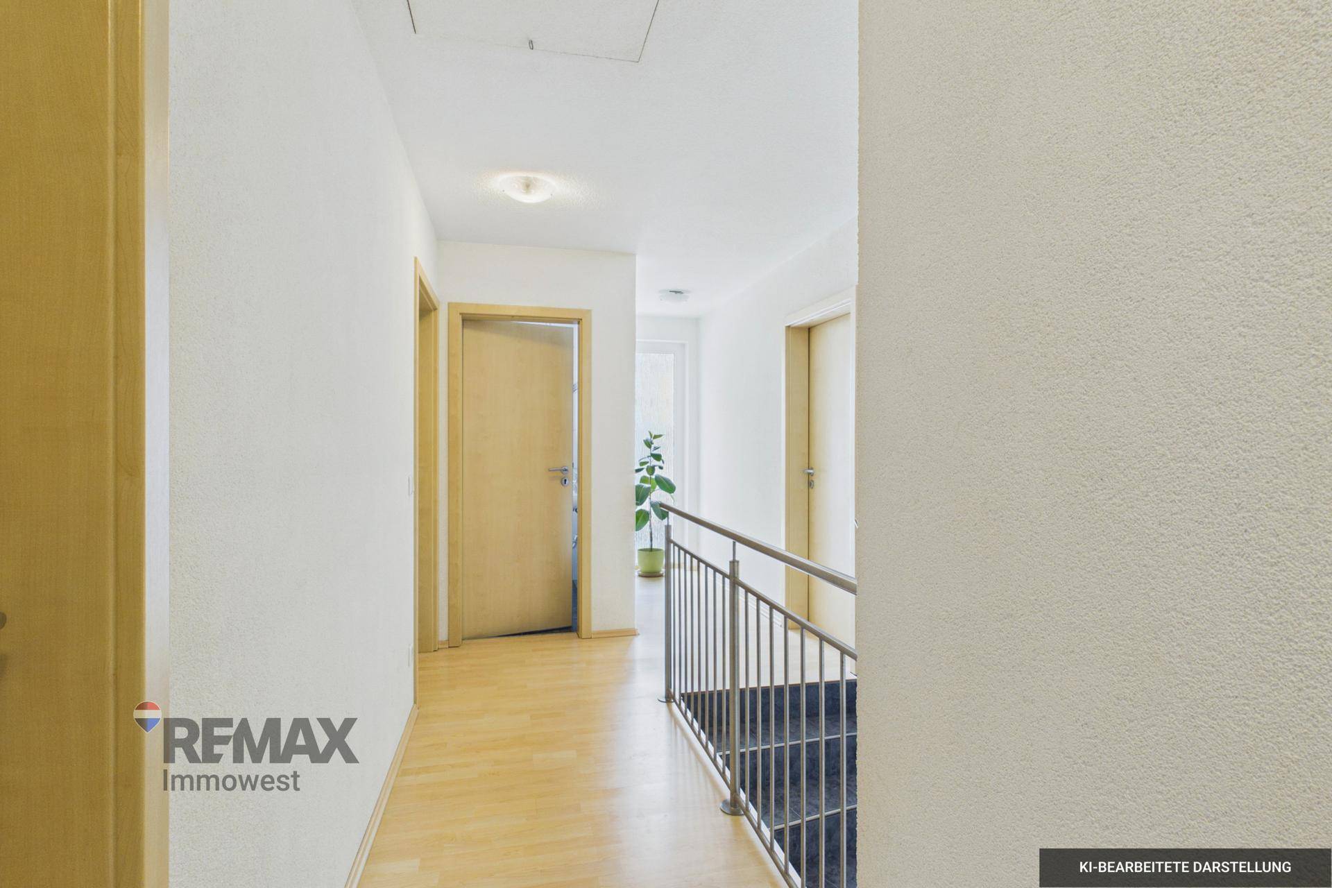 Heller Flur im Obergeschoss mit Holzfußboden und Blick auf weitere Zimmer.