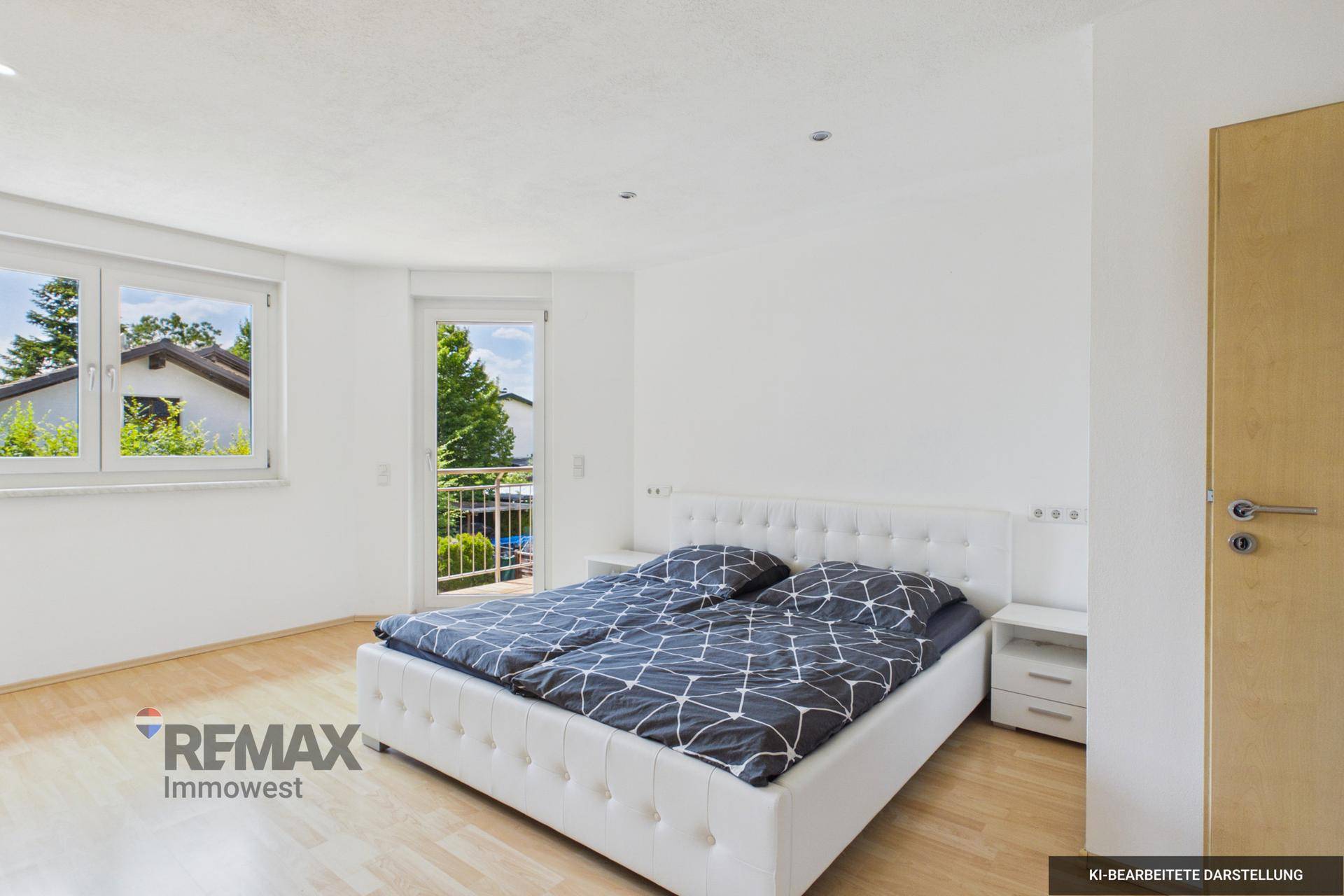Schlafzimmer mit Doppelbett, Holzboden und Fenstern mit Blick ins Grüne.