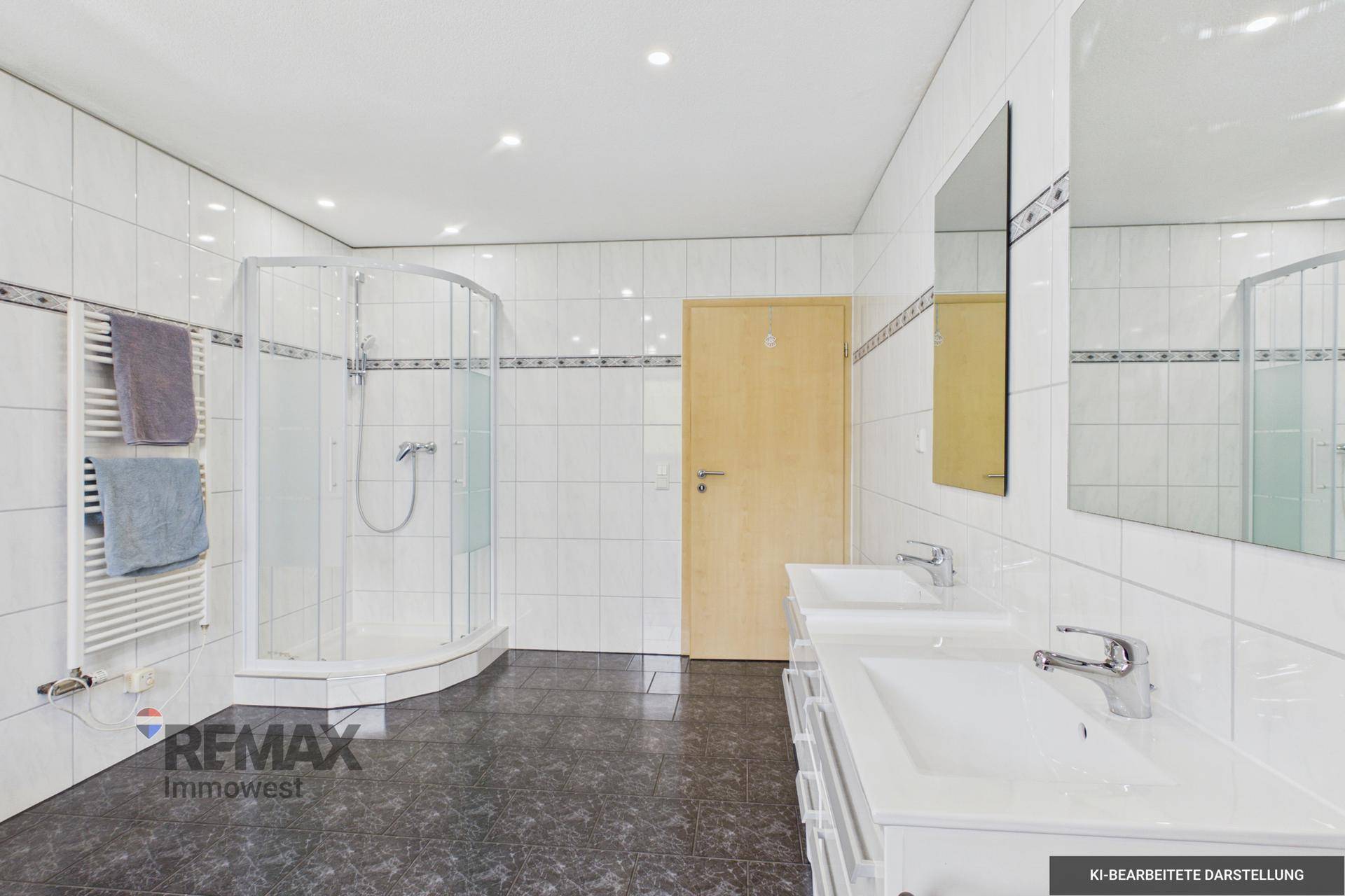 Modernes Badezimmer mit Dusche, Doppelwaschbecken und großem Spiegel.