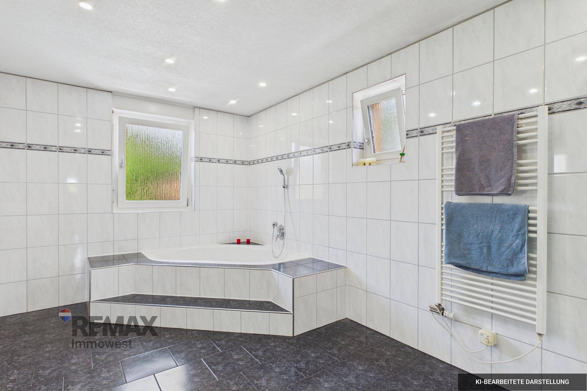 Geräumiges Badezimmer mit Badewanne, zwei Fenstern und beheiztem Handtuchhalter.