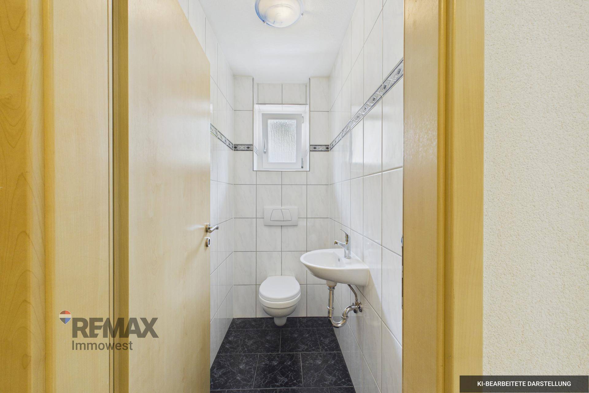 Kleines Gäste-WC mit Fenster, weißen Fliesen und dunklem Boden.