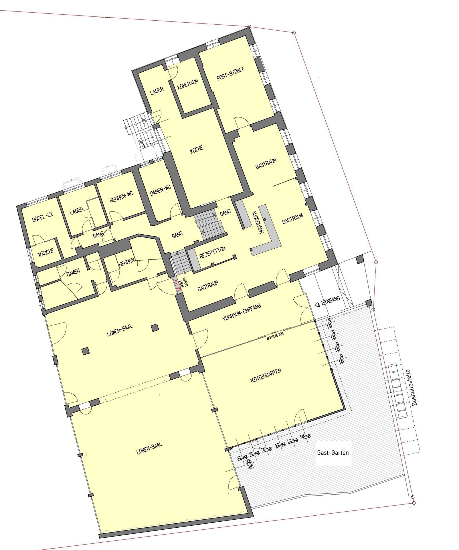 Detaillierter Grundriss des Erdgeschosses mit großem Saal, Wintergarten, Gastgarten und Sanitäranlagen.