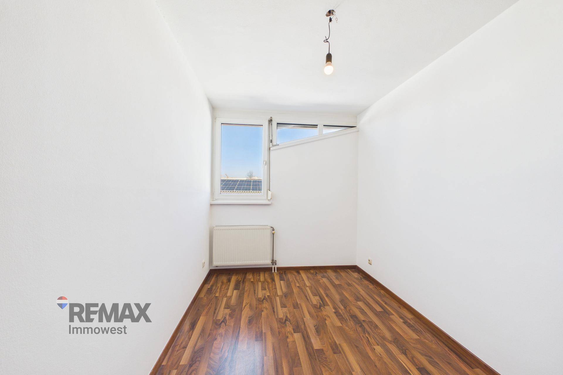 Kleineres Zimmer mit Laminatboden und Fenster, geeignet als Kinderzimmer oder Büro.