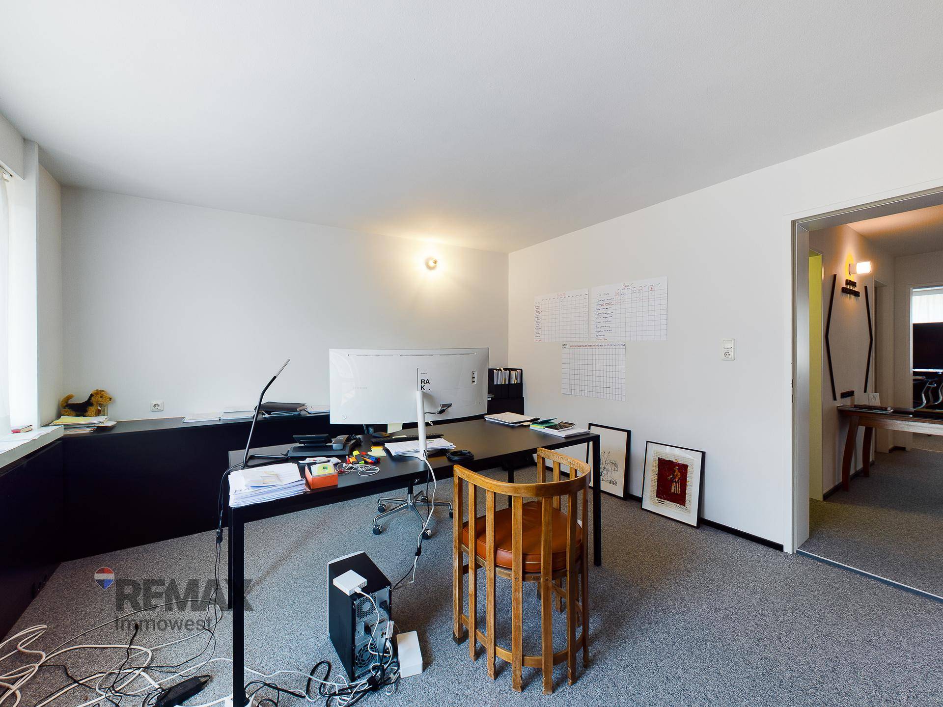 Helles Büro mit Schreibtisch, Bürostuhl und viel Platz für individuelle Arbeitsgestaltung.