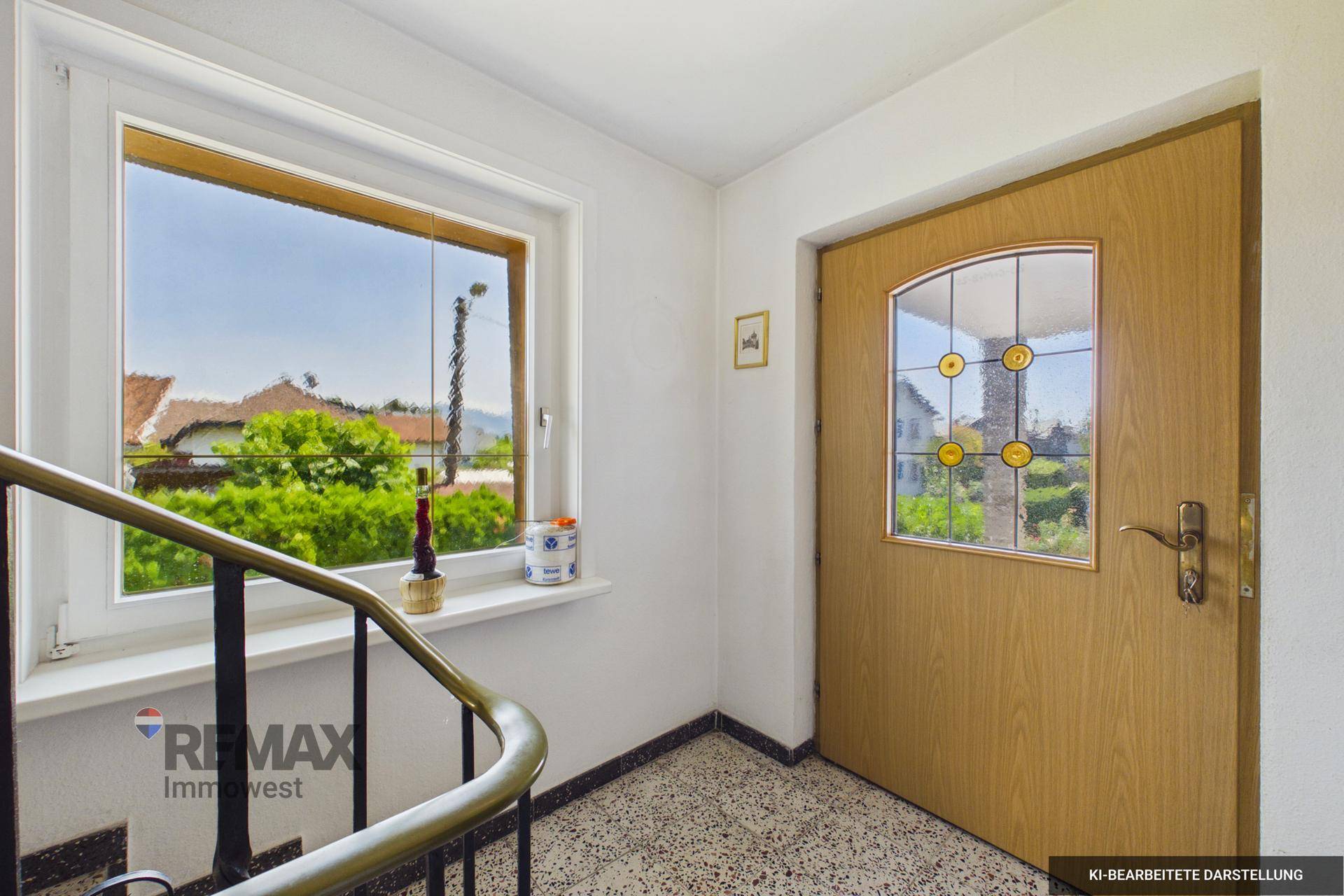 Heller Eingangsbereich mit Terrazzoboden, großem Fenster und einer Holztür mit Buntglasdetails.