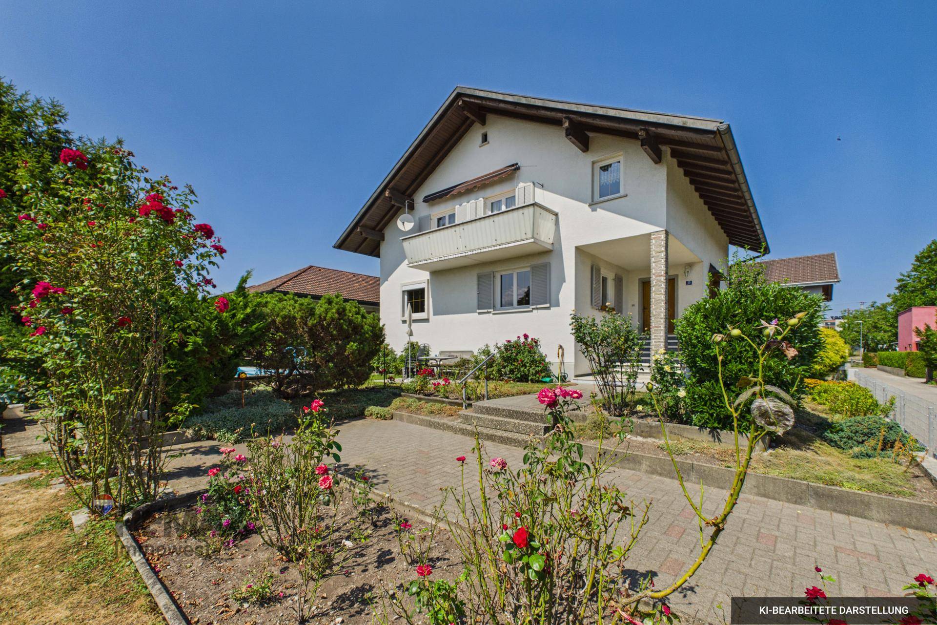 Freistehendes Einfamilienhaus mit gepflegtem Vorgarten, Rosenbeeten und einer Zufahrt unter blauem Himmel.