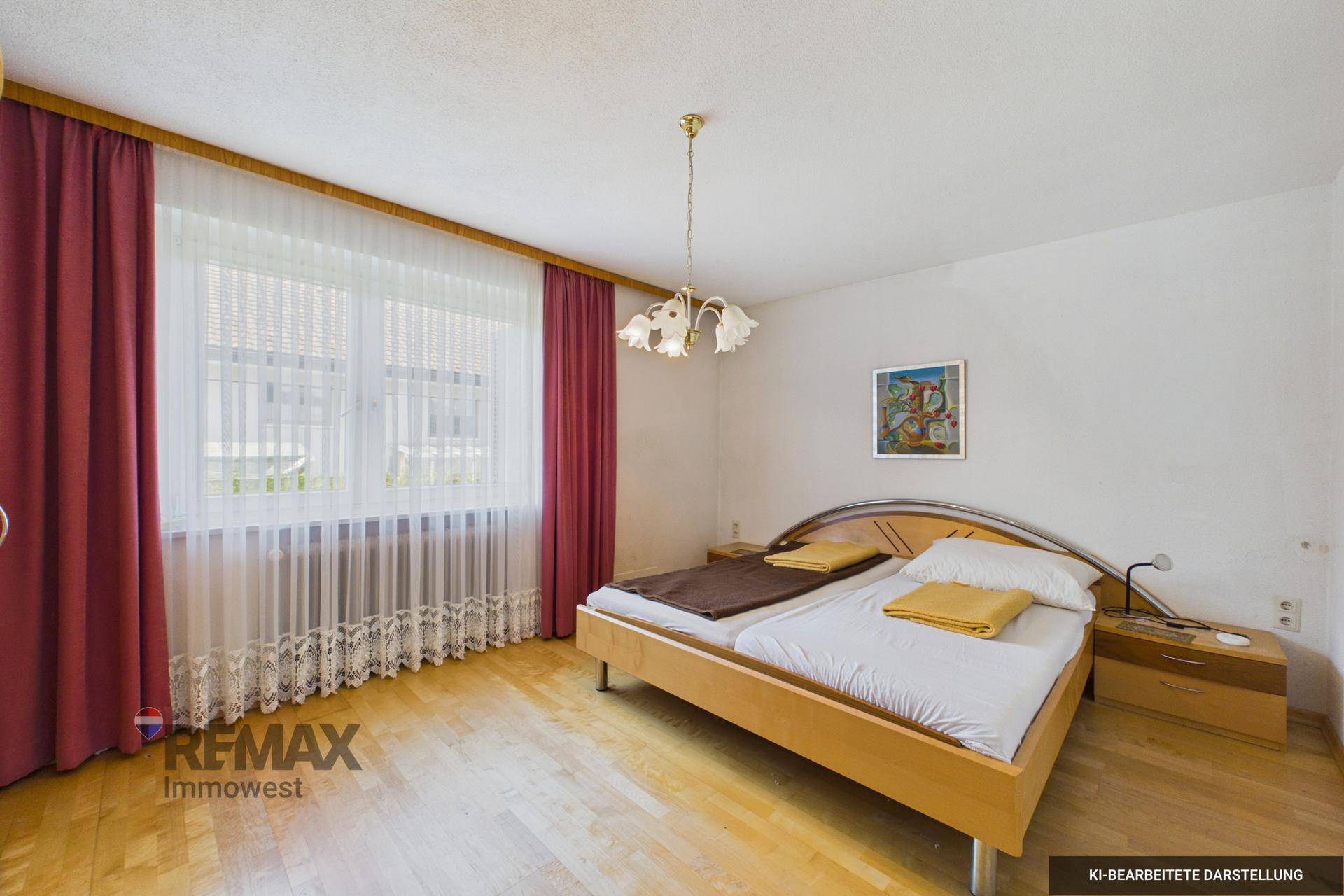 Helles Schlafzimmer mit Doppelbett, Nachttischen und Holzparkett, durchflutet von Tageslicht.