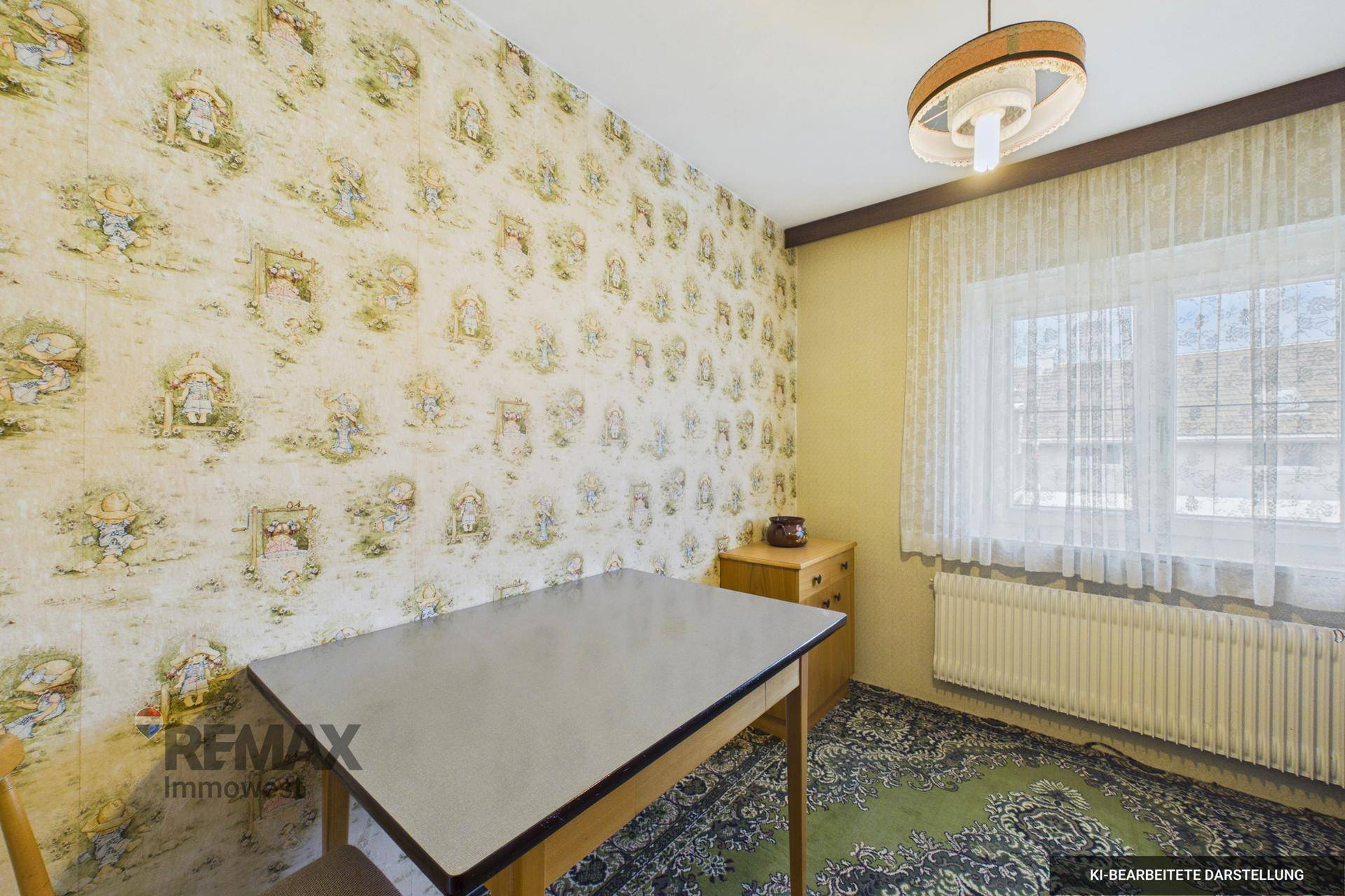 Zimmer mit gemusterter Tapete, kleinem Tisch und Fenster, mit Teppichboden und Vorhängen.