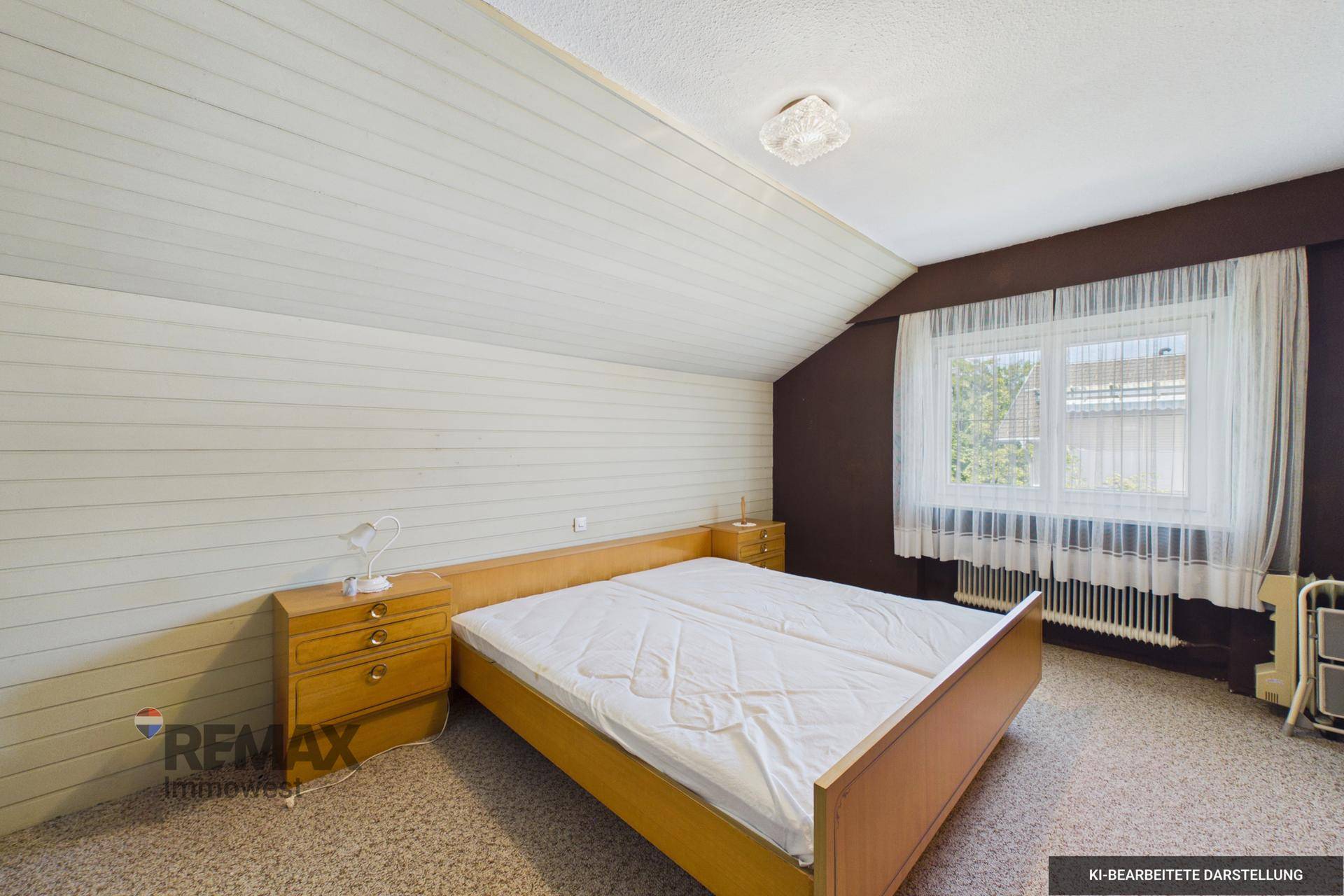 Dachschlafzimmer mit schrägen Decken, Doppelbett und Holzverkleidung, gemütlich und hell.