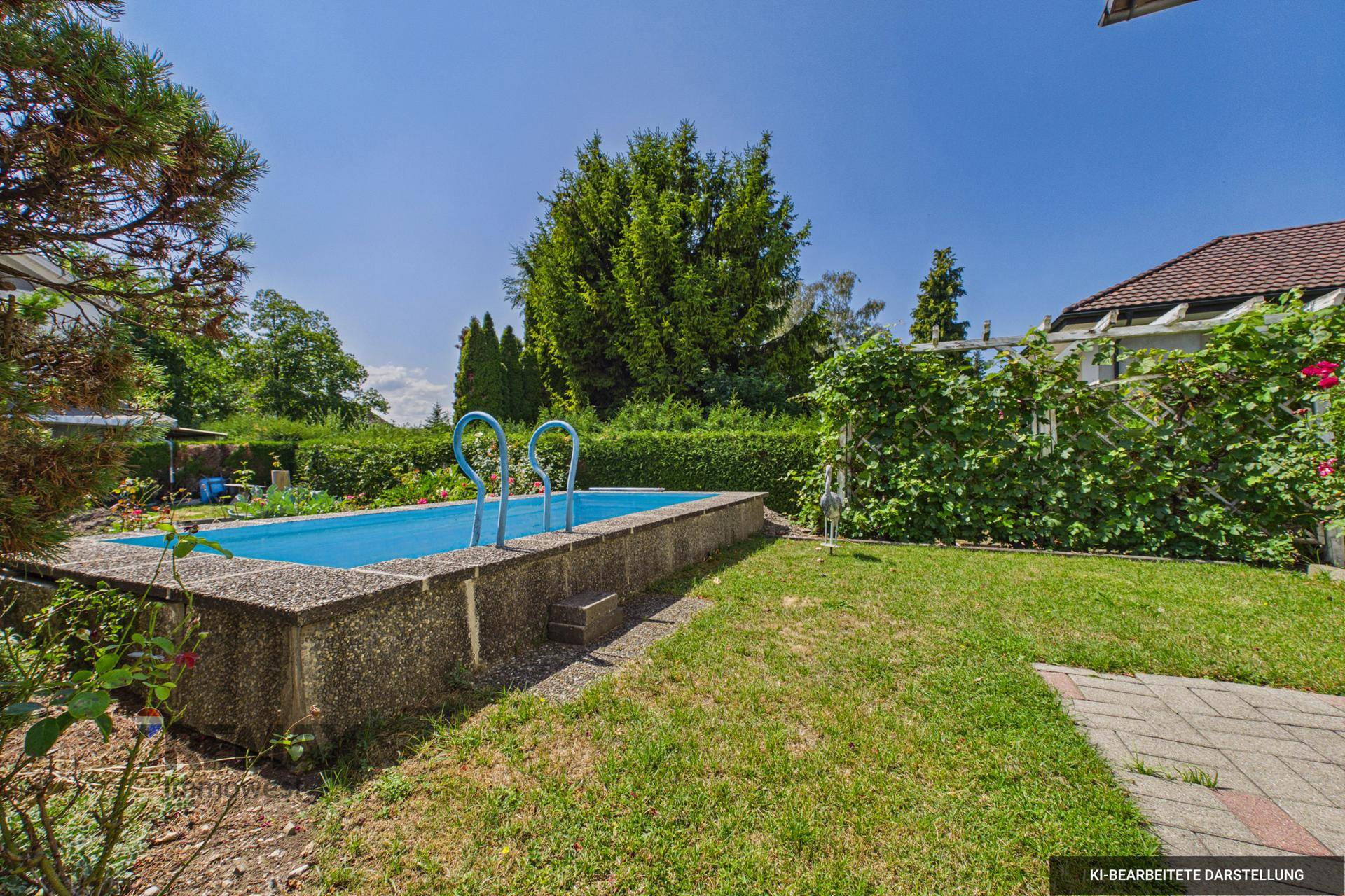Gepflegter Gartenbereich mit einem eingelassenen Pool, Rasenfläche und grünen Hecken.