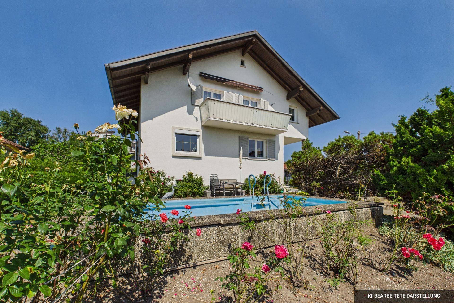 Ansicht des Hauses mit Pool im Vorgarten, umgeben von Rosenbüschen und Grünflächen.
