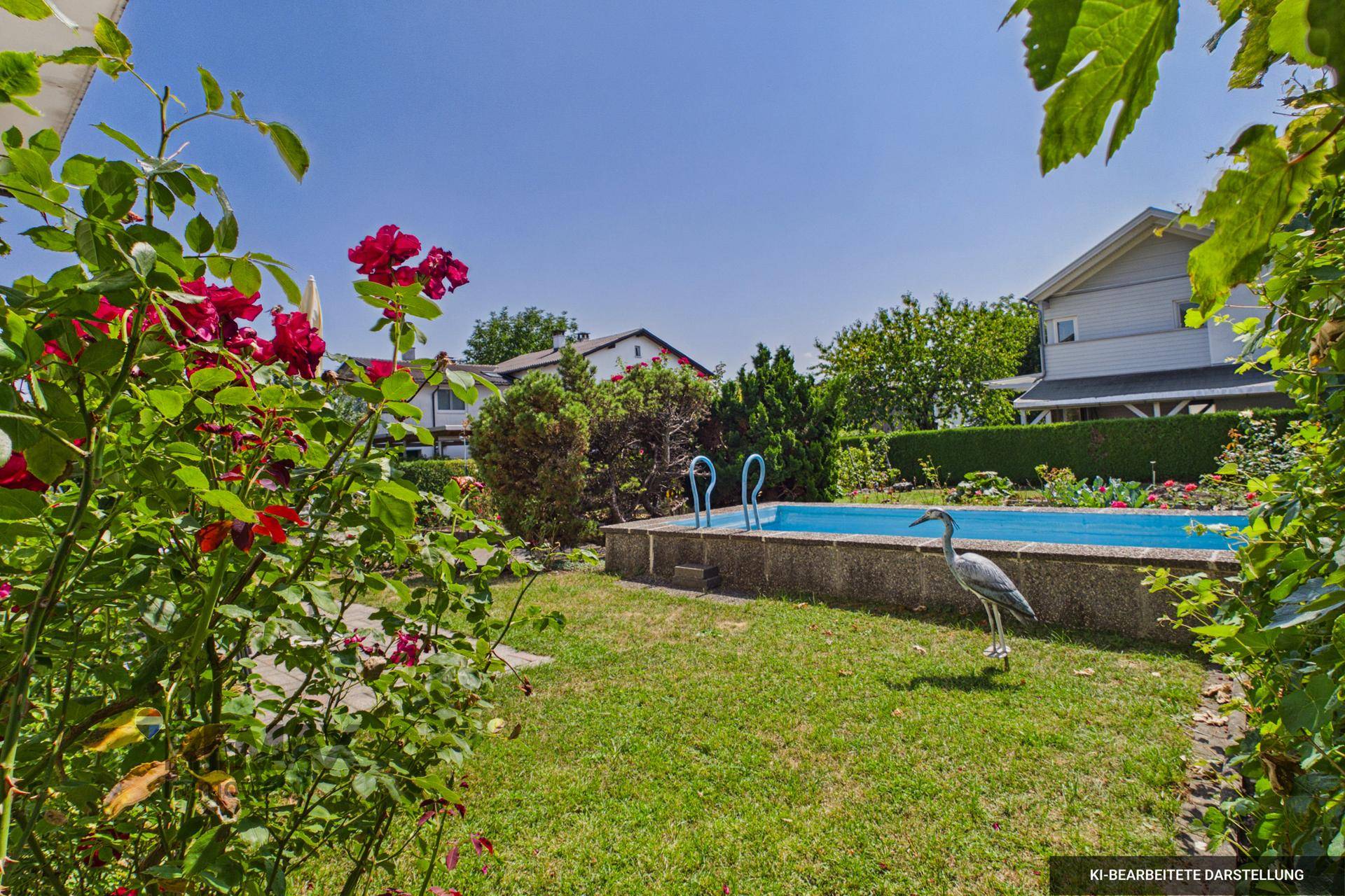 Sonniger Garten mit Pool, blühenden Rosenbüschen und einer dekorativen Reiherstatue.