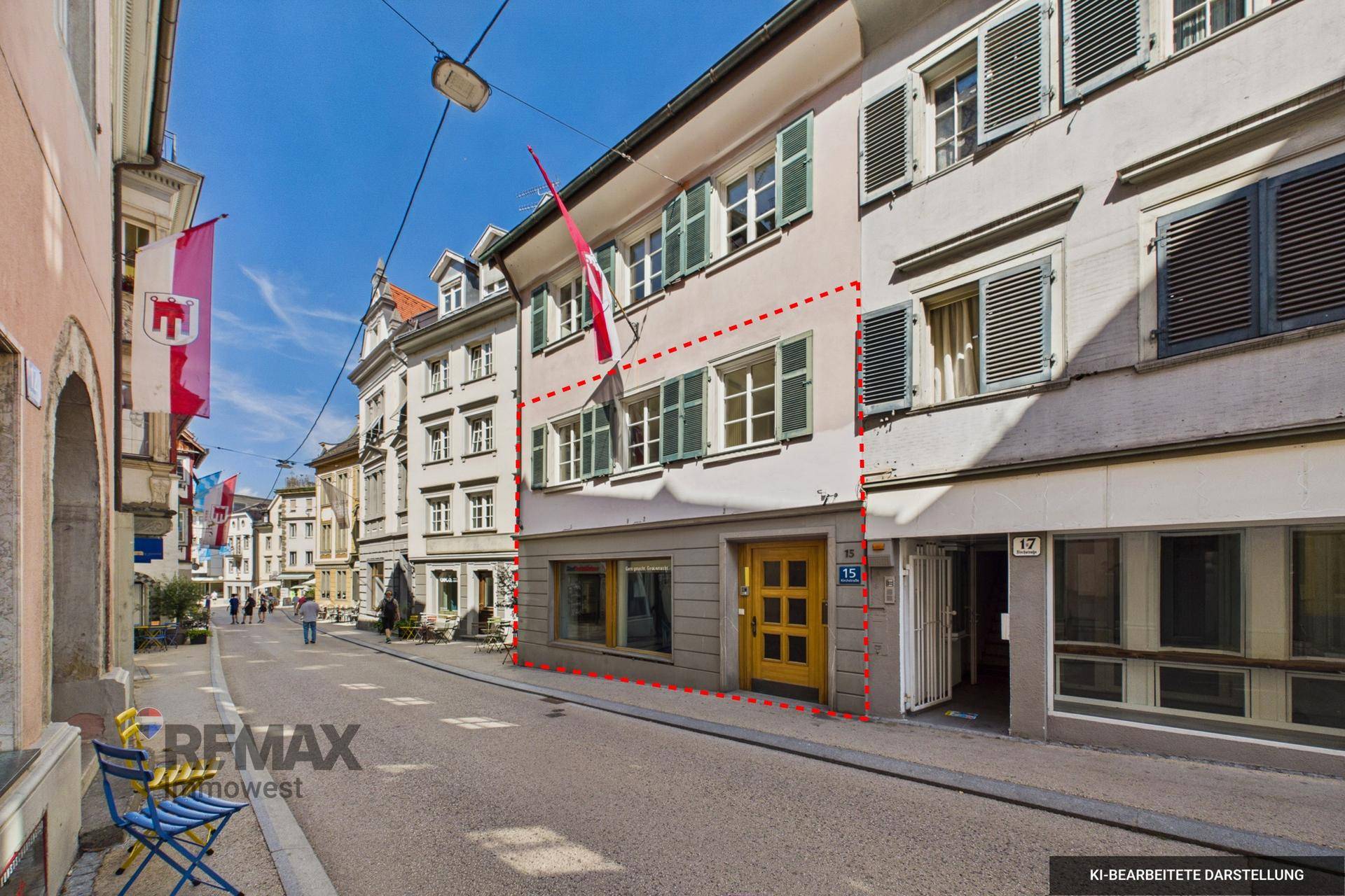 Ansicht des historischen Gebäudes an einer städtischen Straße mit Geschäften und traditionellen Fensterläden.