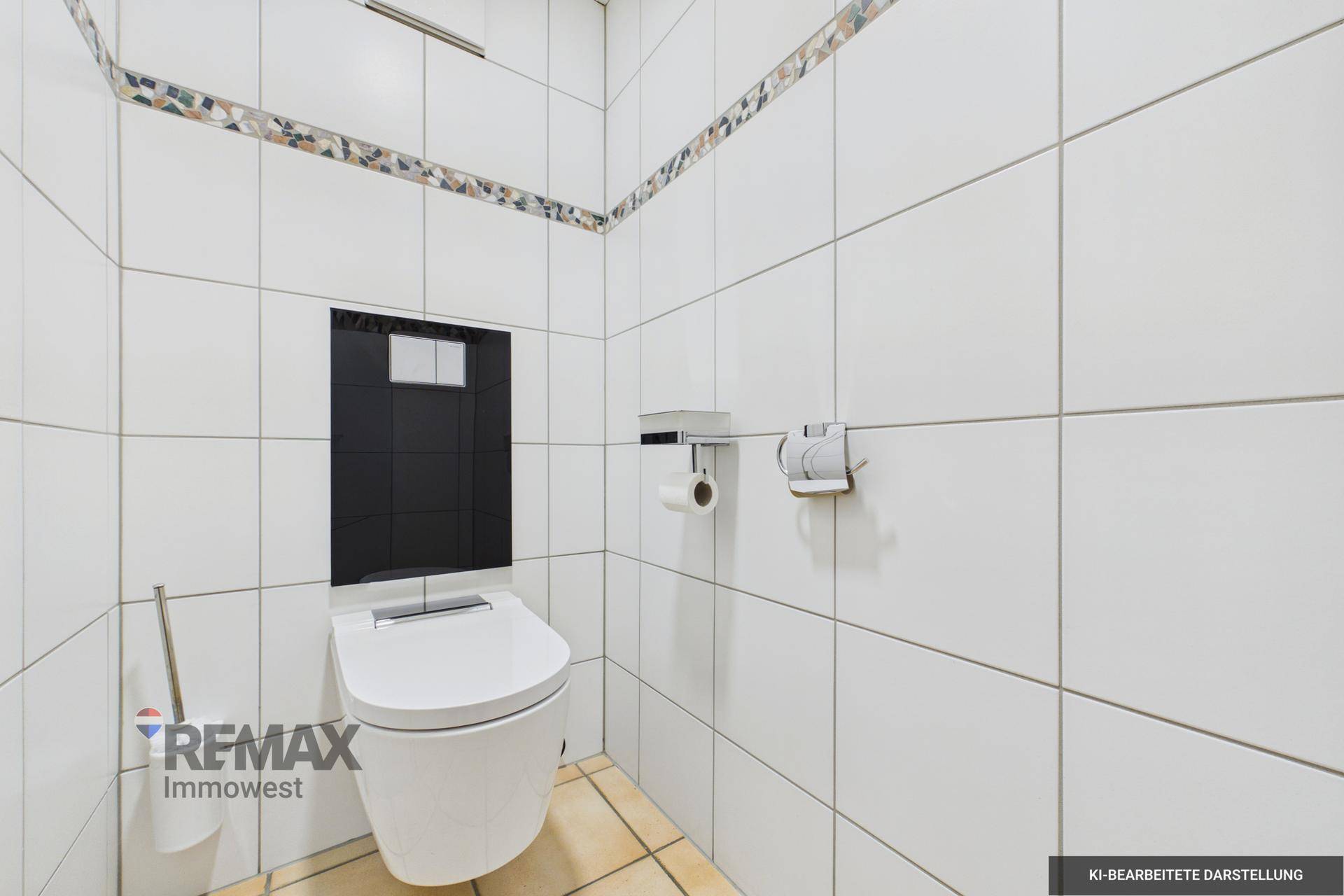 Geflieste Toilette mit wandhängendem WC und Mosaikbordüre, in einem modernen Design.