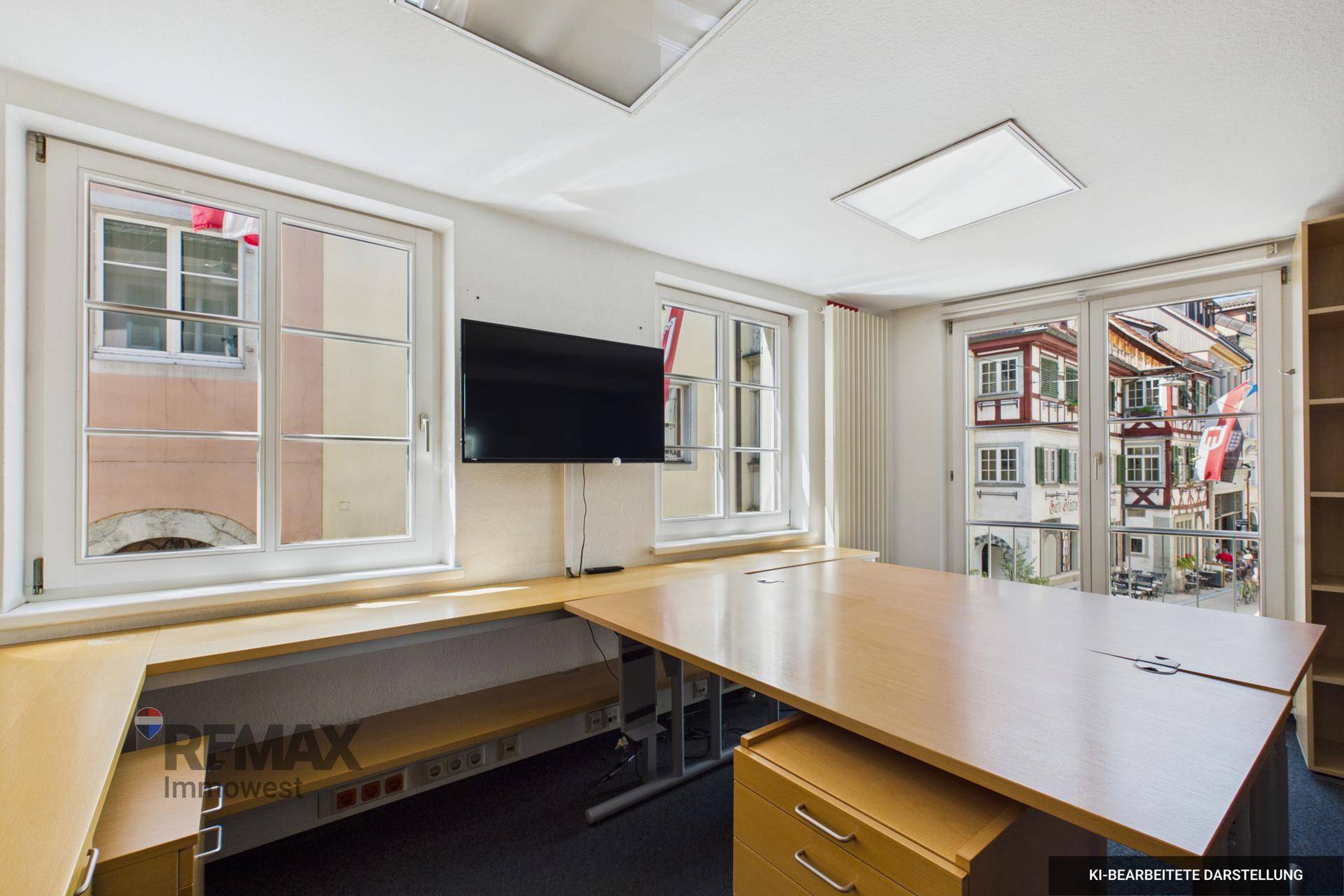 Büro mit Blick auf die Straße, ausgestattet mit Teppichboden und funktionalen Möbeln.