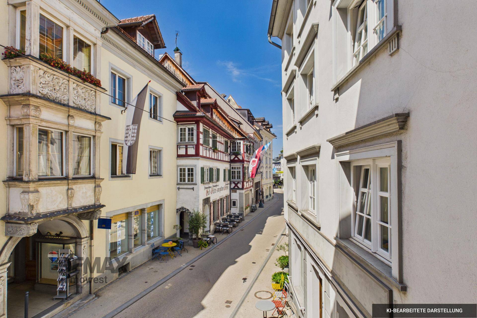 Blick von oben auf eine historische Gasse mit traditionellen Gebäuden und Geschäften.