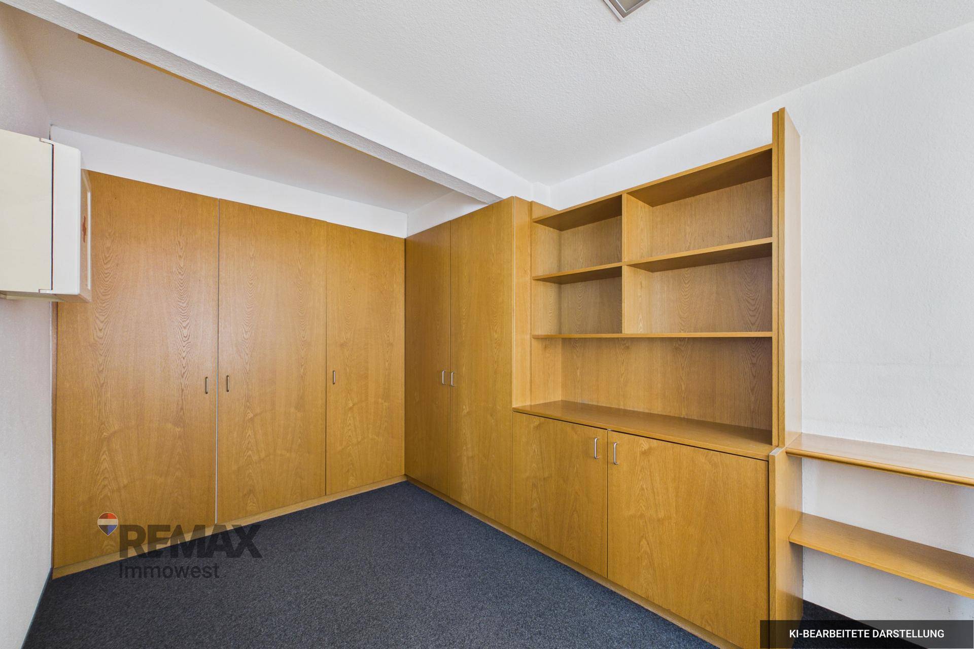 Büroraum mit umfangreichen eingebauten Holzschränken und Regalen, ideal für Stauraum.