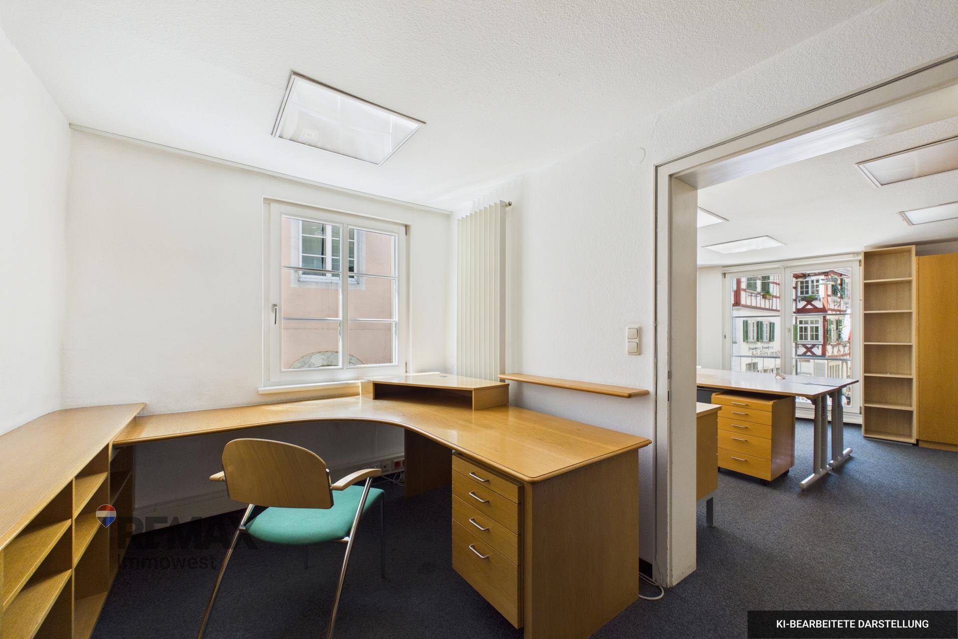 Funktionales Büro mit Teppichboden, Holzschreibtisch und Fenster, das Tageslicht hereinlässt.