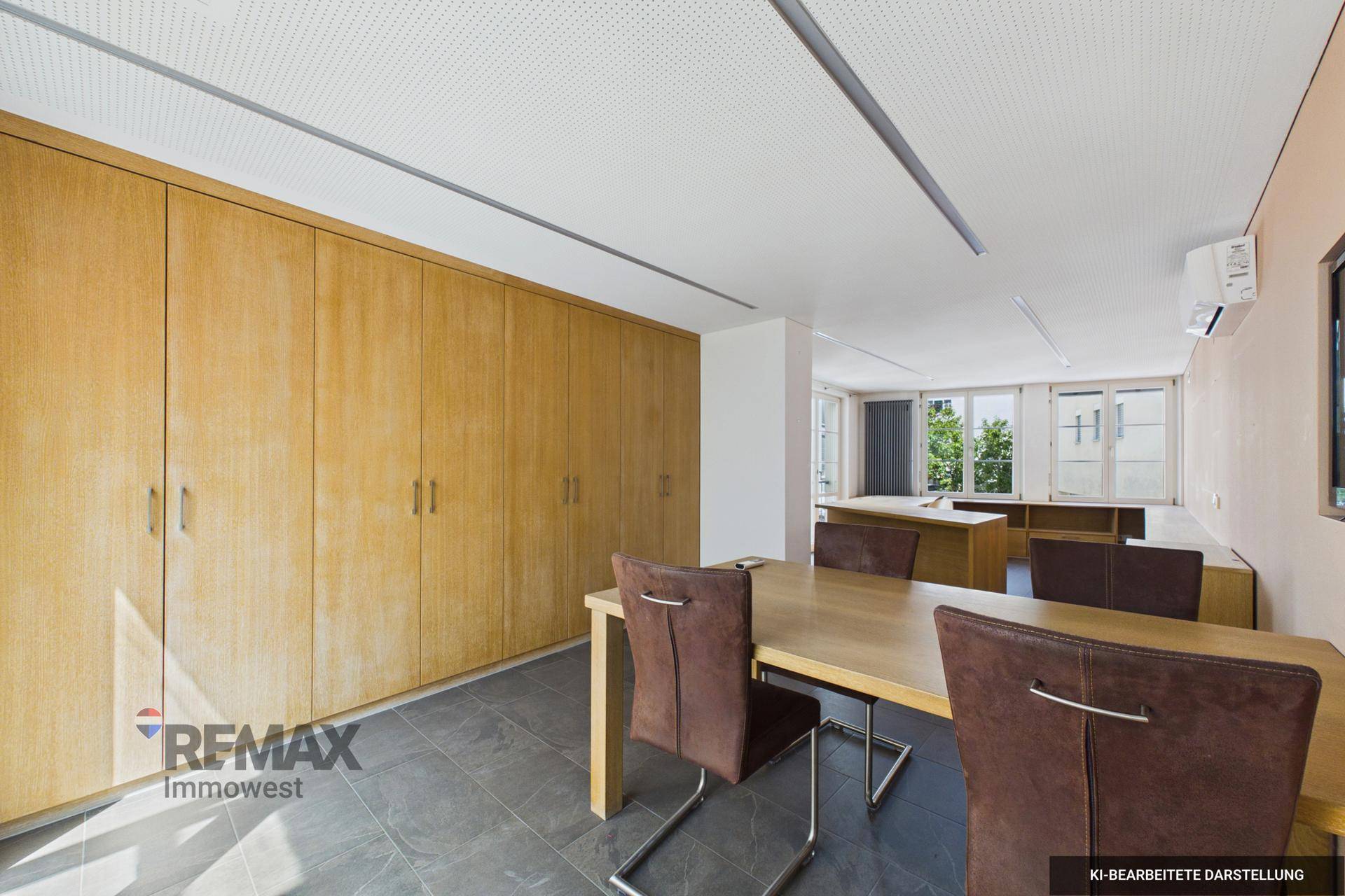 Modernes Büro mit dunklem Fliesenboden, Holzschränken und Besprechungstisch, klimatisiert.