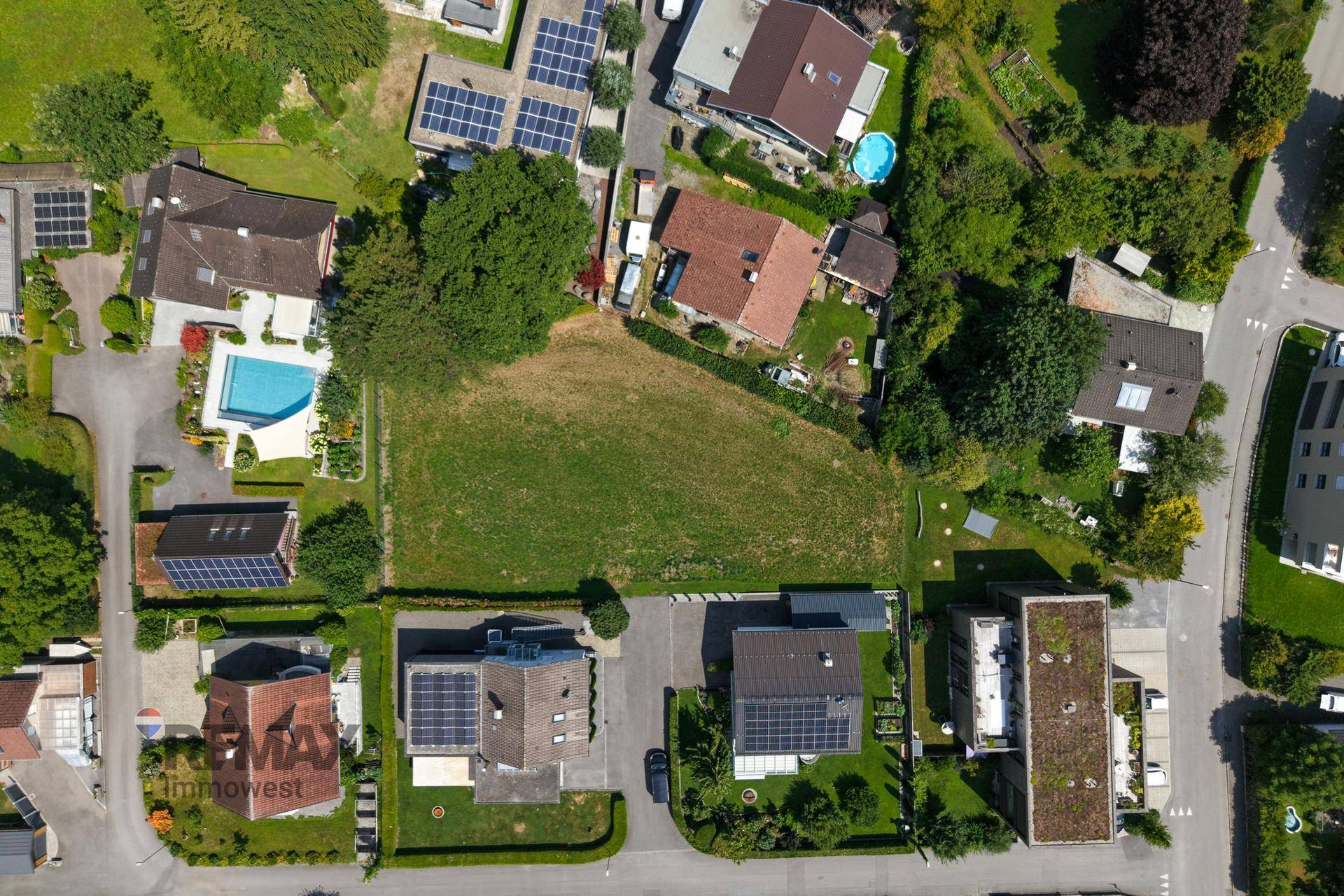 Übersicht aus der Vogelperspektive des Grundstücks und der umliegenden Wohngegend mit Häusern und Solaranlagen.