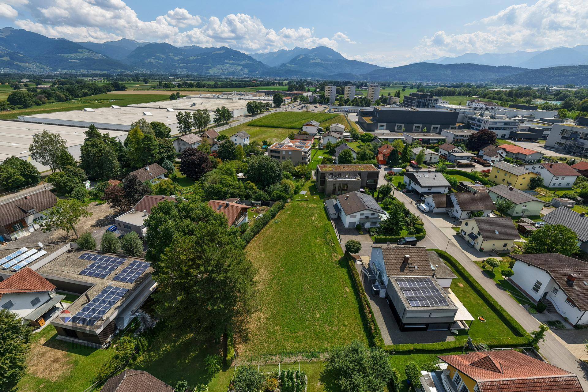 Weitläufige Luftaufnahme des Grundstücks, der Wohngegend, landwirtschaftlicher Flächen und der Bergkette in der Ferne.