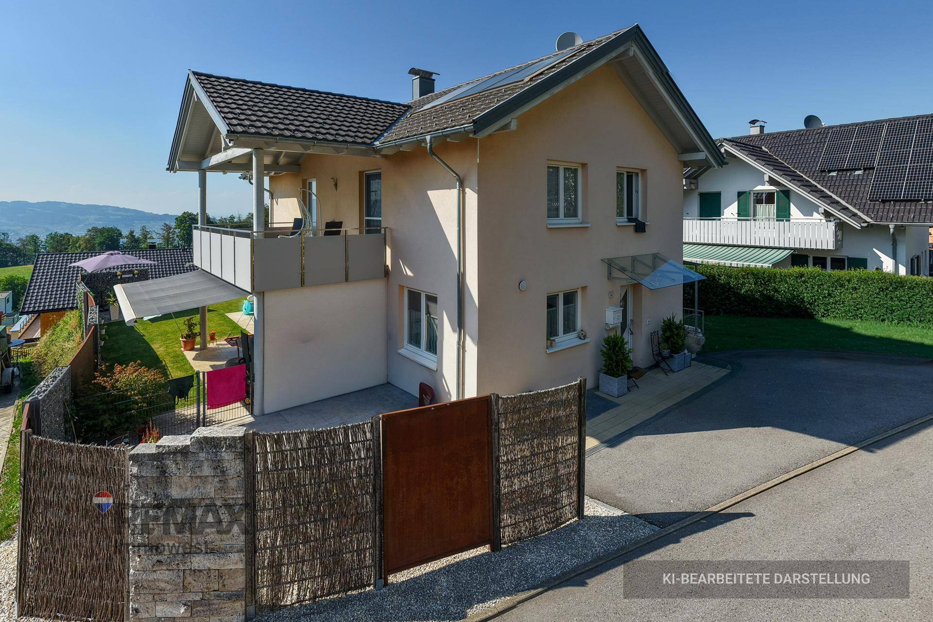 Ansicht des Einfamilienhauses von der Straße mit Balkon und gepflegtem Vorgarten.