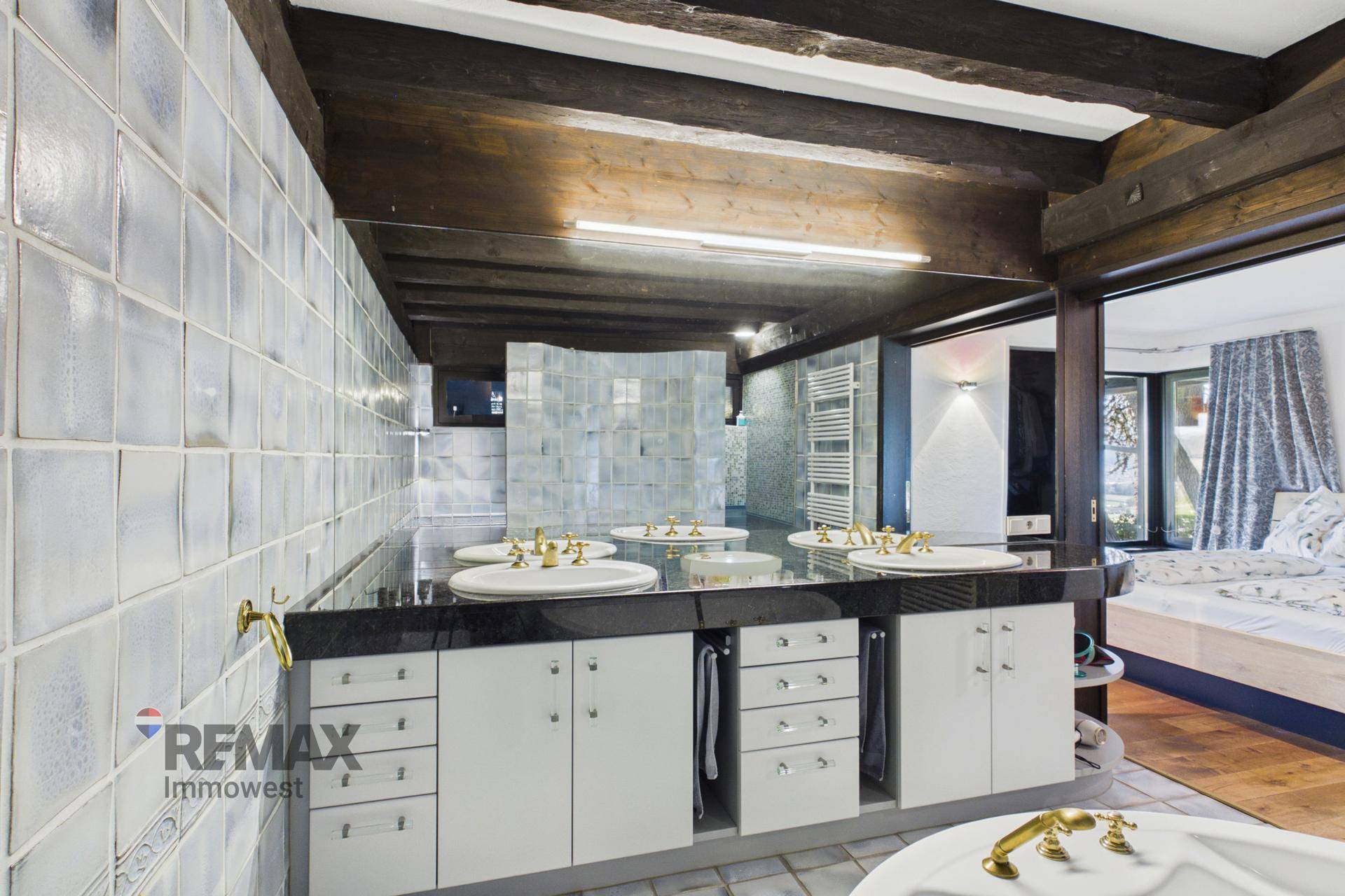Geräumiges Badezimmer mit Doppelwaschbecken, großer Spiegelfläche und Badewanne.