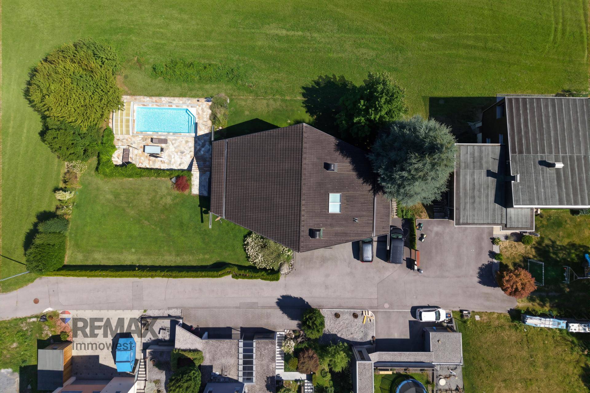 Luftaufnahme des Anwesens mit Haus, Pool und großem Garten in ländlicher Umgebung.