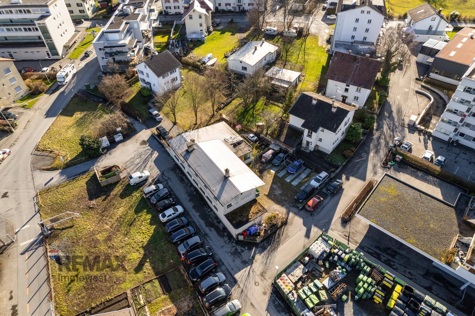 Übersicht aus der Vogelperspektive mit Wohngebäuden und Parkmöglichkeiten in der Umgebung.