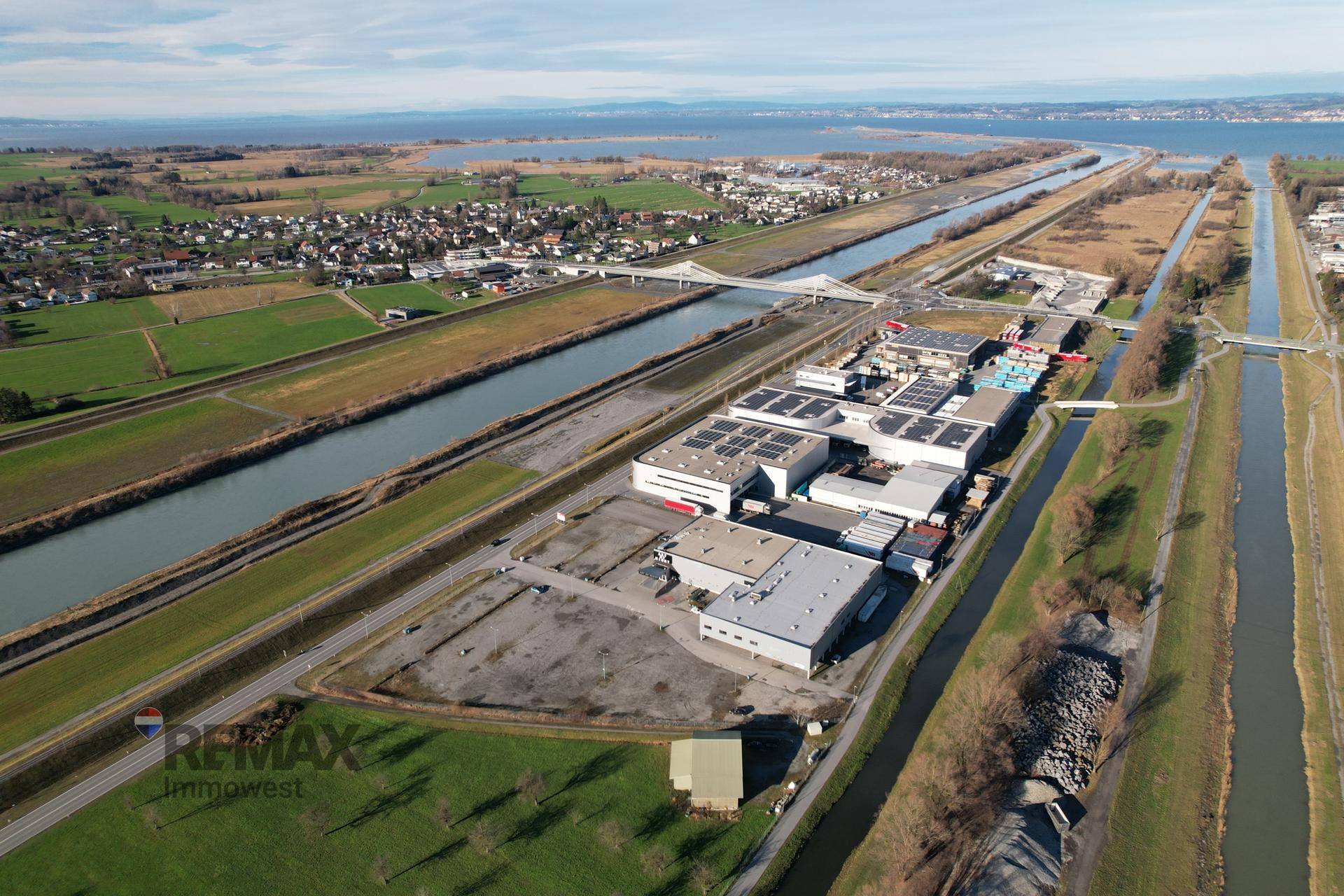 Weitwinkel-Luftaufnahme der Landschaft mit Seen, Kanälen, Brücken und Gewerbegebäuden, beeindruckende Weite.