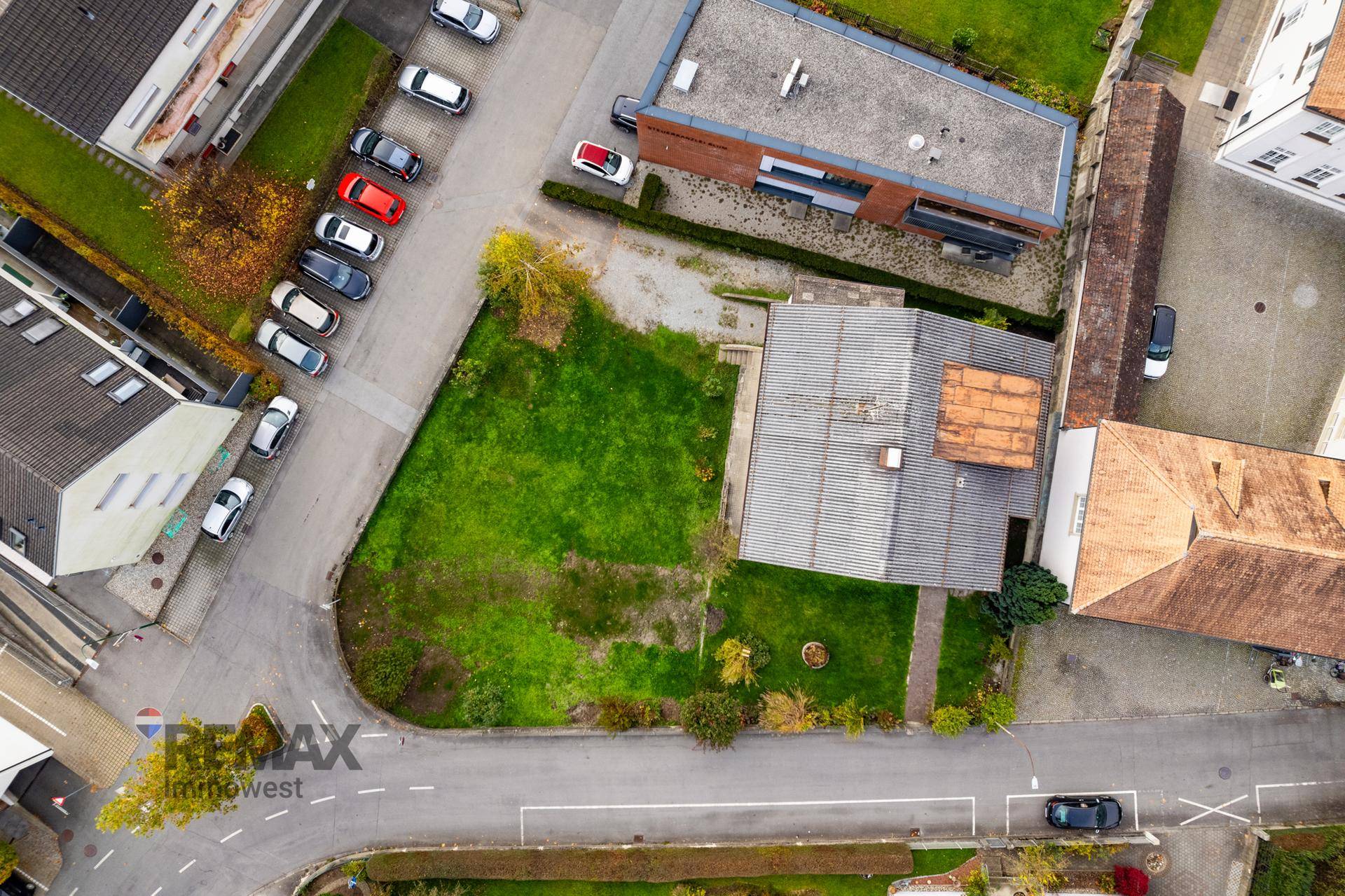 Luftaufnahme des Grundstücks mit Haus, Garten und umliegender Bebauung.