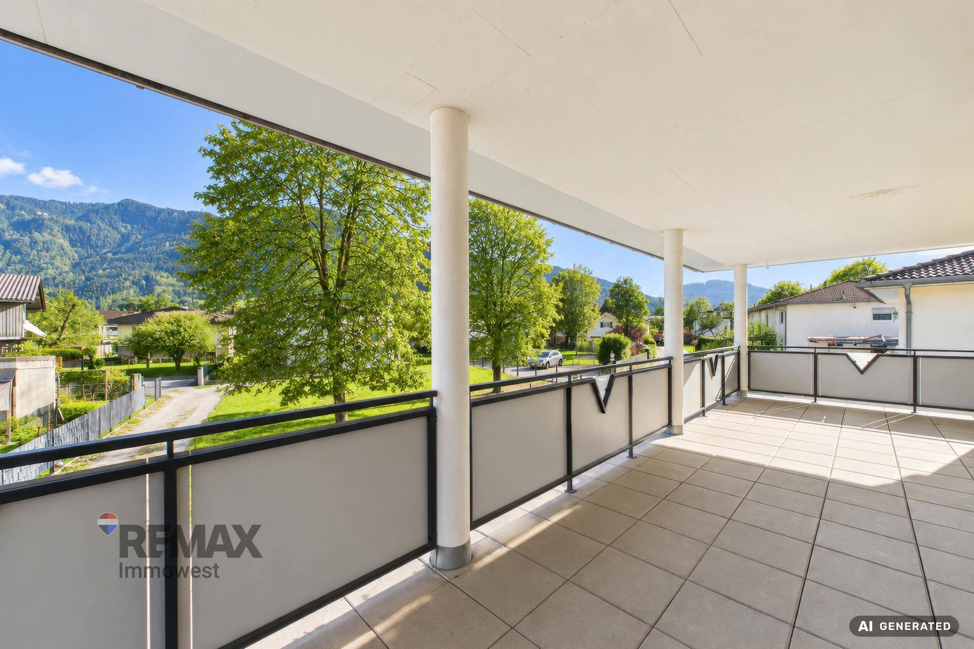 Geräumiger Balkon mit Fliesenboden und weitem Blick auf die umliegende Berglandschaft.