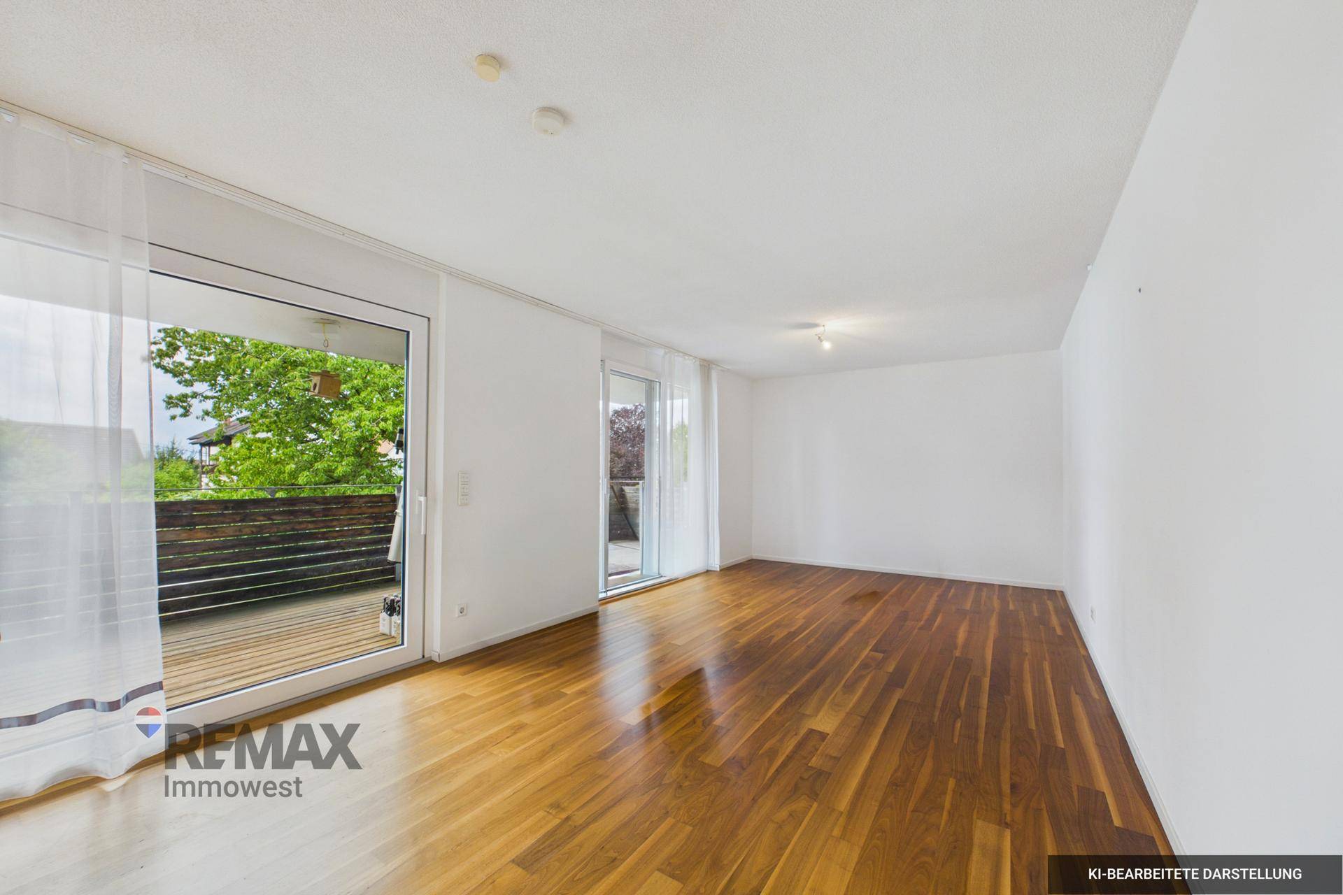 Geräumiges Zimmer mit Holzboden, großen Fenstern und direktem Zugang zu einem Balkon.