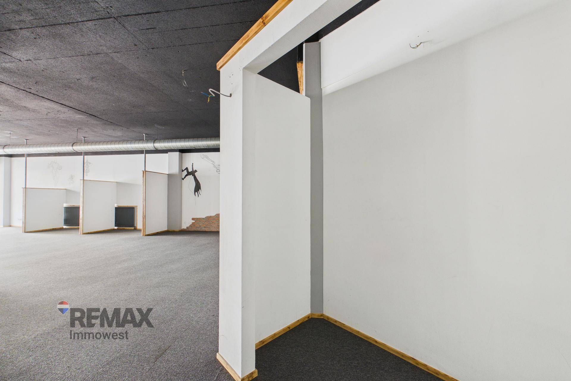 Kleiner, abgetrennter Bereich innerhalb des Geschäftsraums, ideal als Büro oder Umkleidekabine.