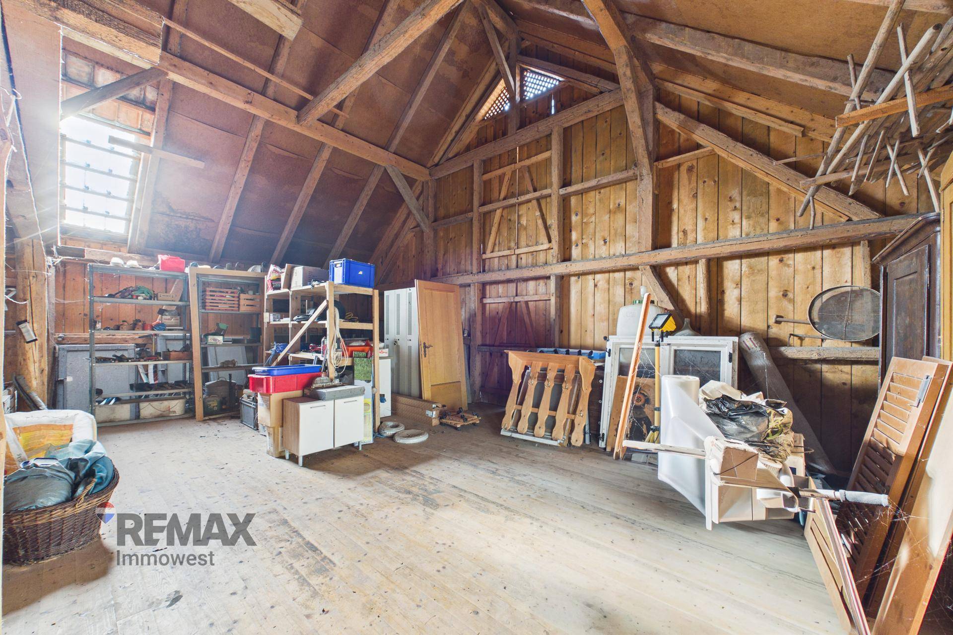 Großer, heller Dachbodenraum mit Holzbalken und viel Potenzial für Ausbau oder Lagerung.