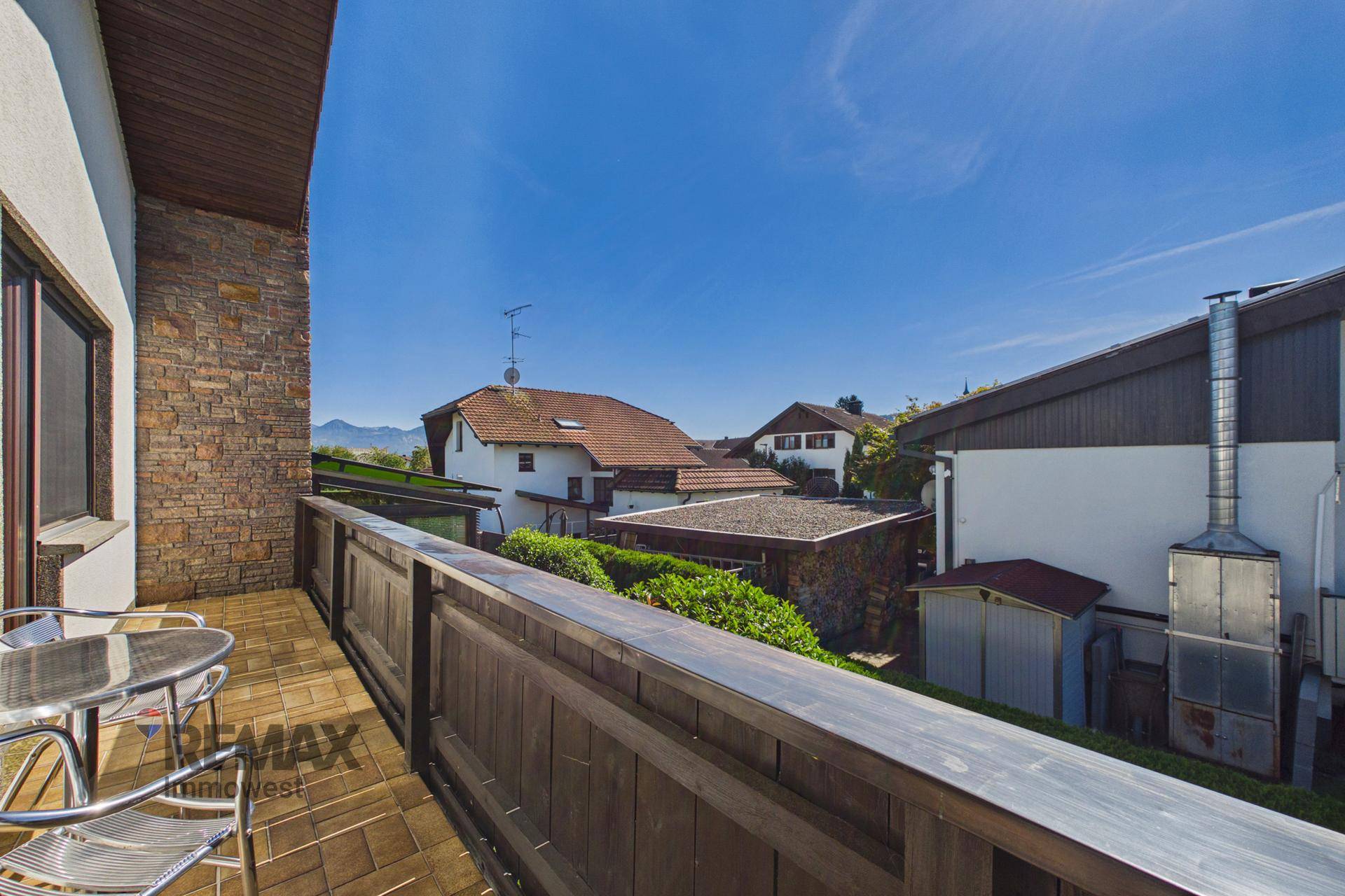 Sonniger Balkon mit Sitzgelegenheiten und weitem Blick über die Umgebung.