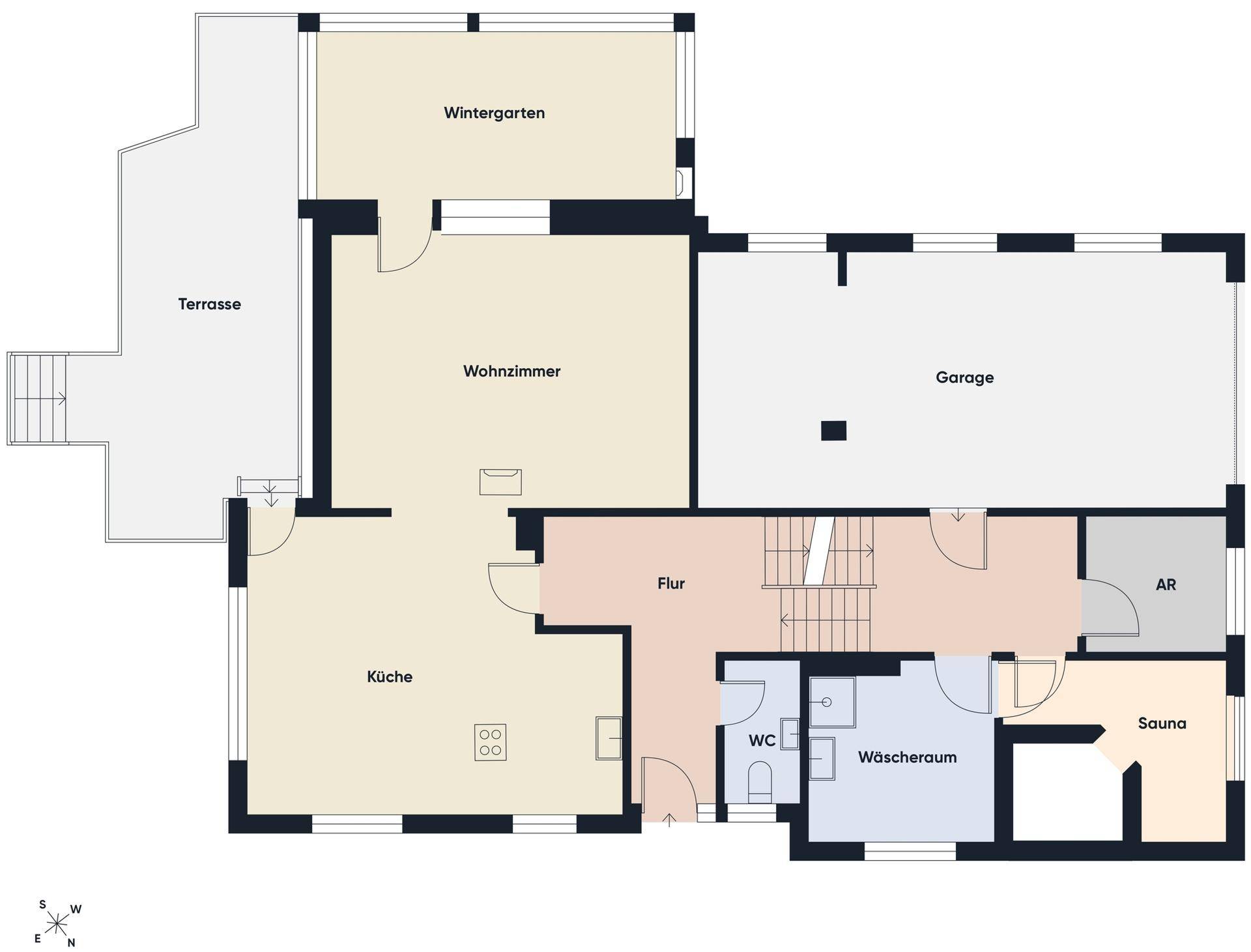 Grundriss des Erdgeschosses mit Küche, Wohnzimmer, Wintergarten, Garage und Sauna.