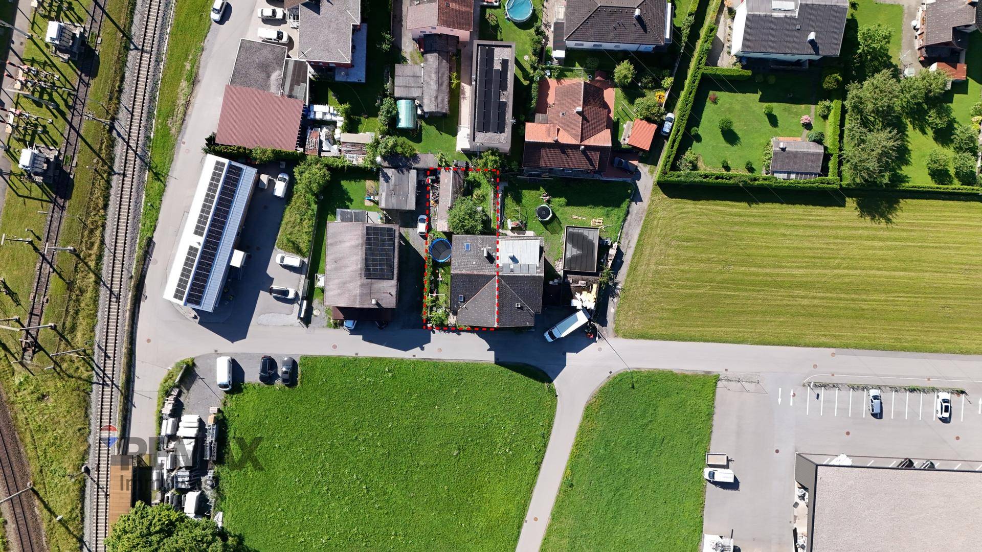 Luftaufnahme des Grundstücks mit angrenzenden Feldern und Gebäuden in ländlicher Lage.