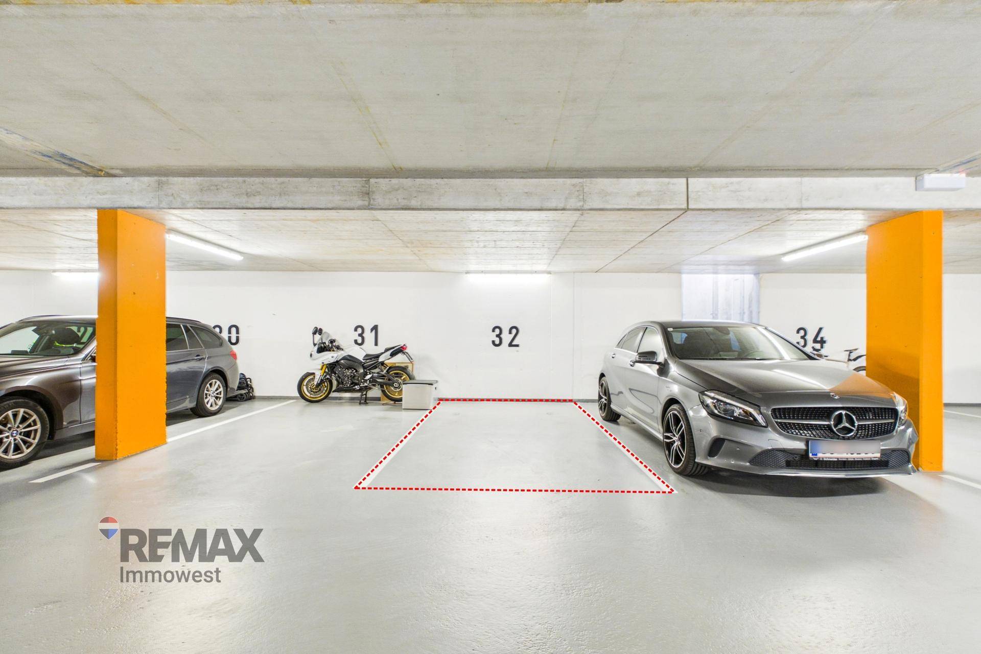 Tiefgarage mit markierten Stellplätzen und Betonwänden, bietet sichere Parkmöglichkeiten.