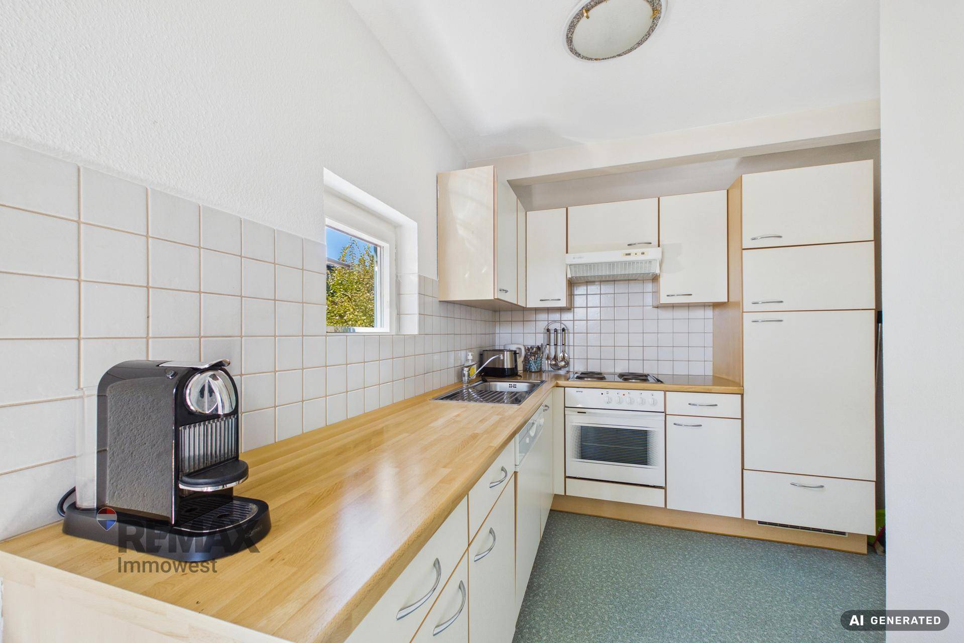 Helle Küche mit weißen Schränken, Holz-Arbeitsplatte und Fliesenrückwand.