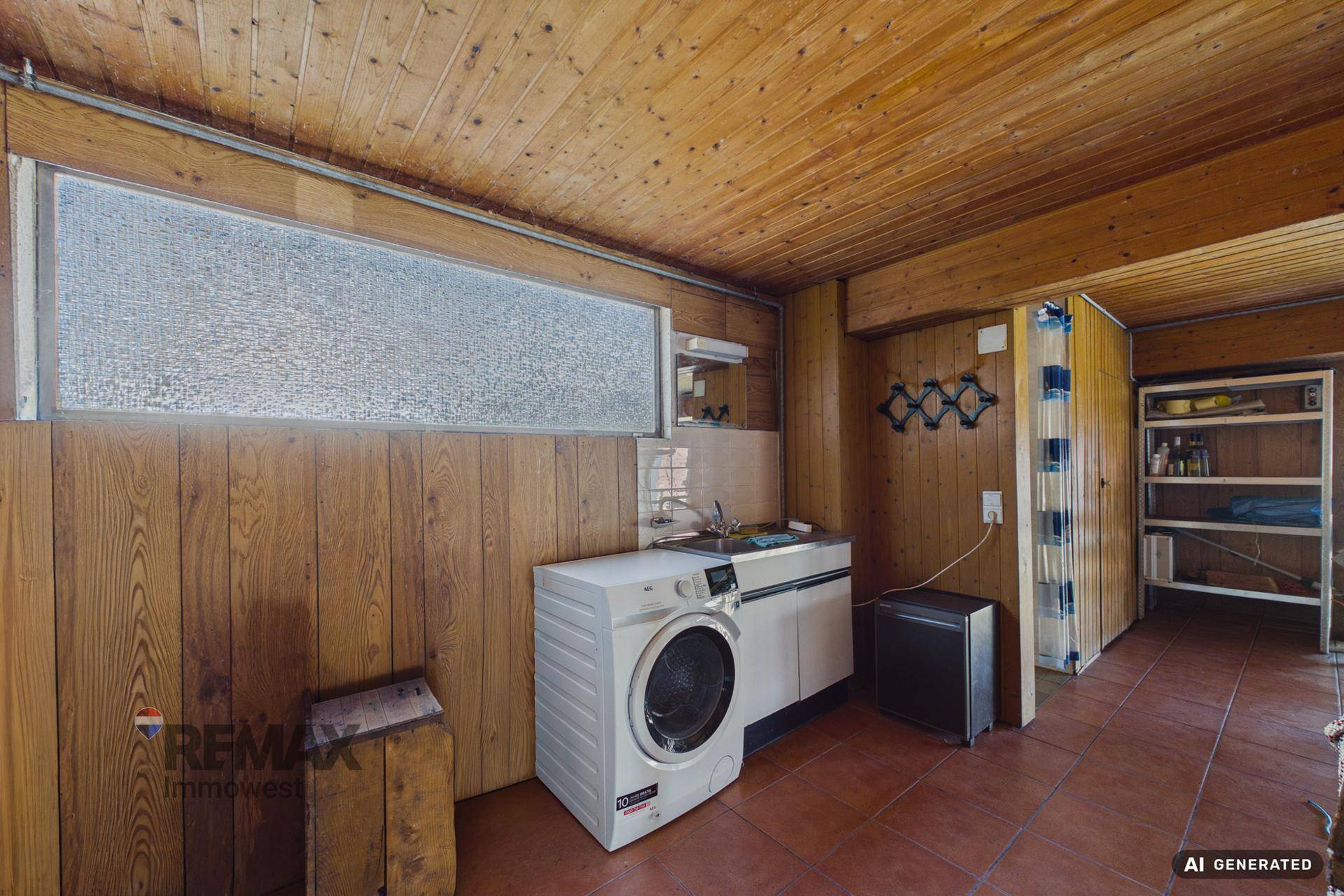 Einfacher Hauswirtschaftsraum mit Waschmaschine, Spüle, kleinem Kühlschrank und Holzverkleidung.
