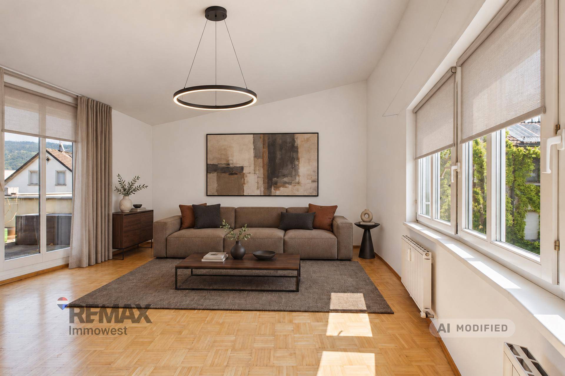 Modern eingerichtetes Wohnzimmer mit Parkettboden, großem Sofa und stilvoller Beleuchtung.