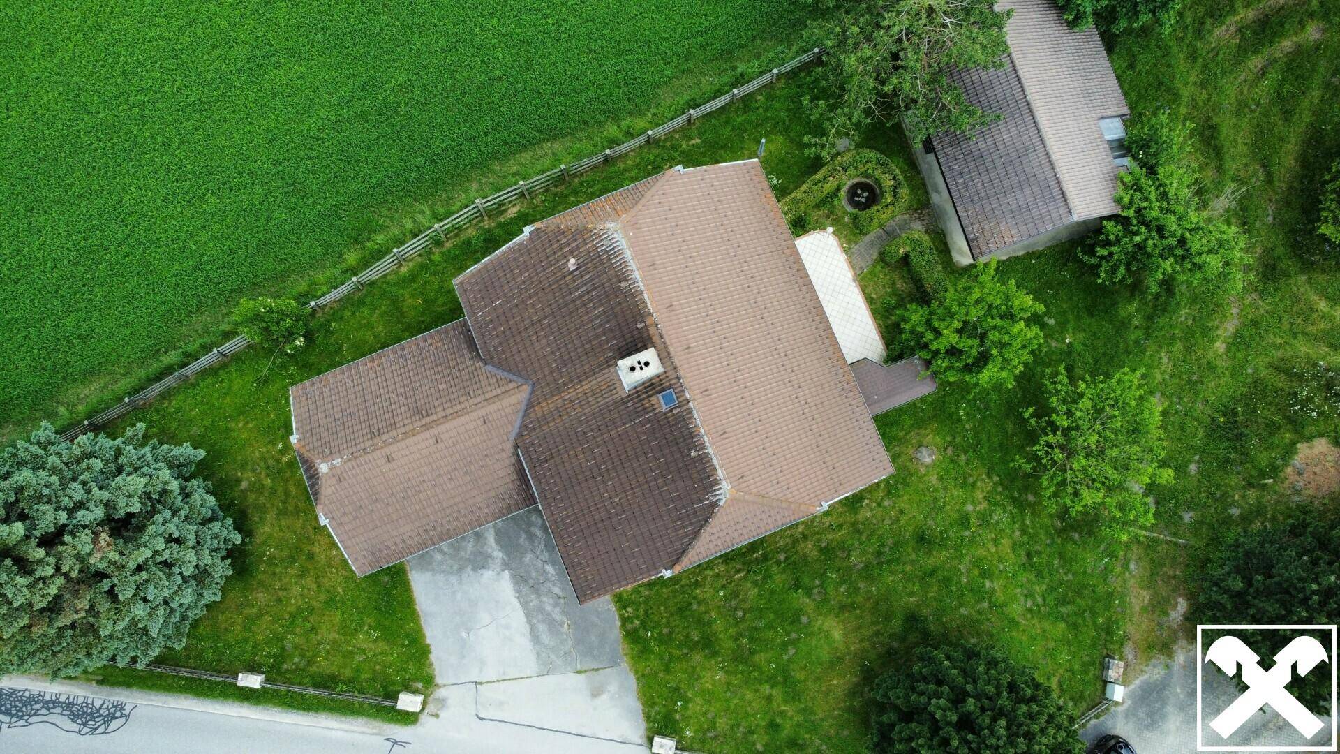 Blick von oben mit Gartenhütte