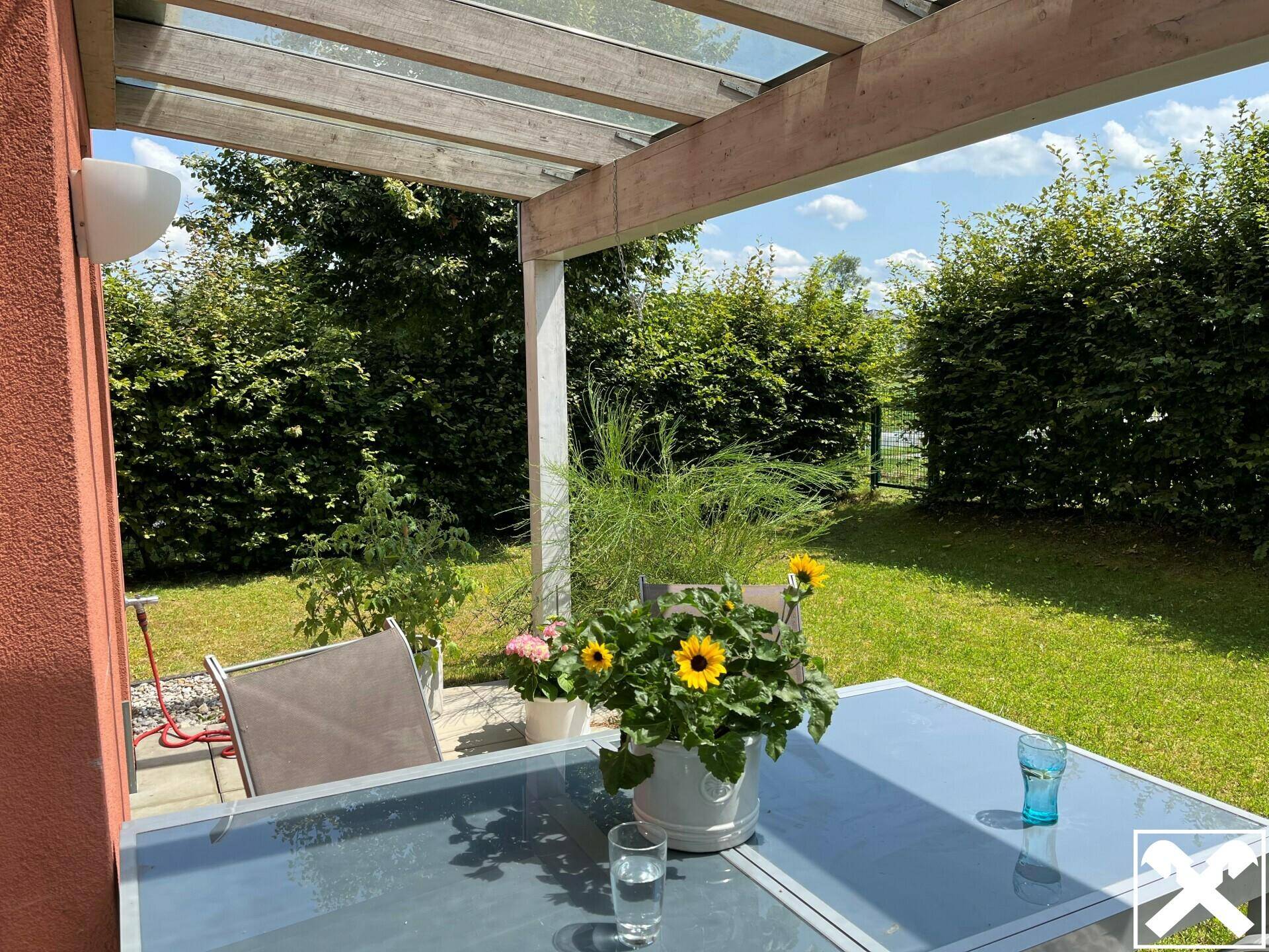 Terrasse mit Blick in den Garten