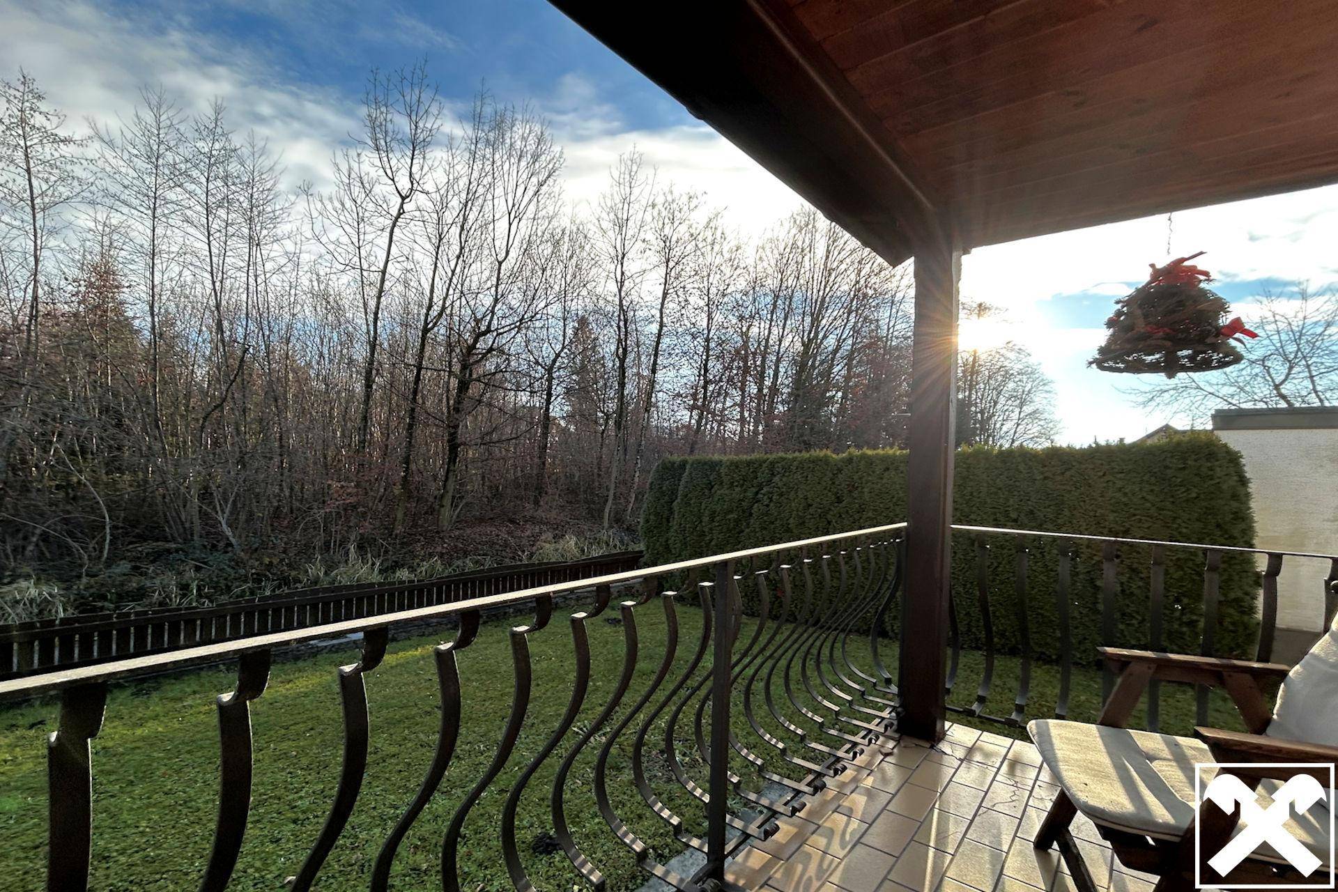 Balkon mit Blick auf den Wald