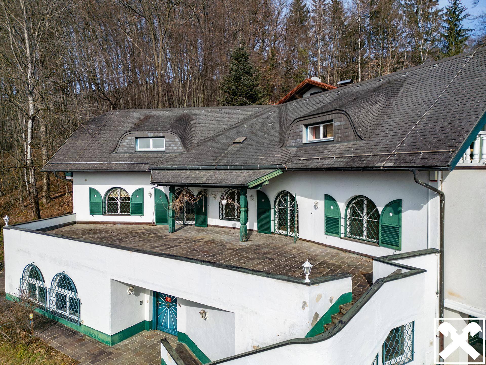 Außenansicht Eingangsbereich und Terrasse OG